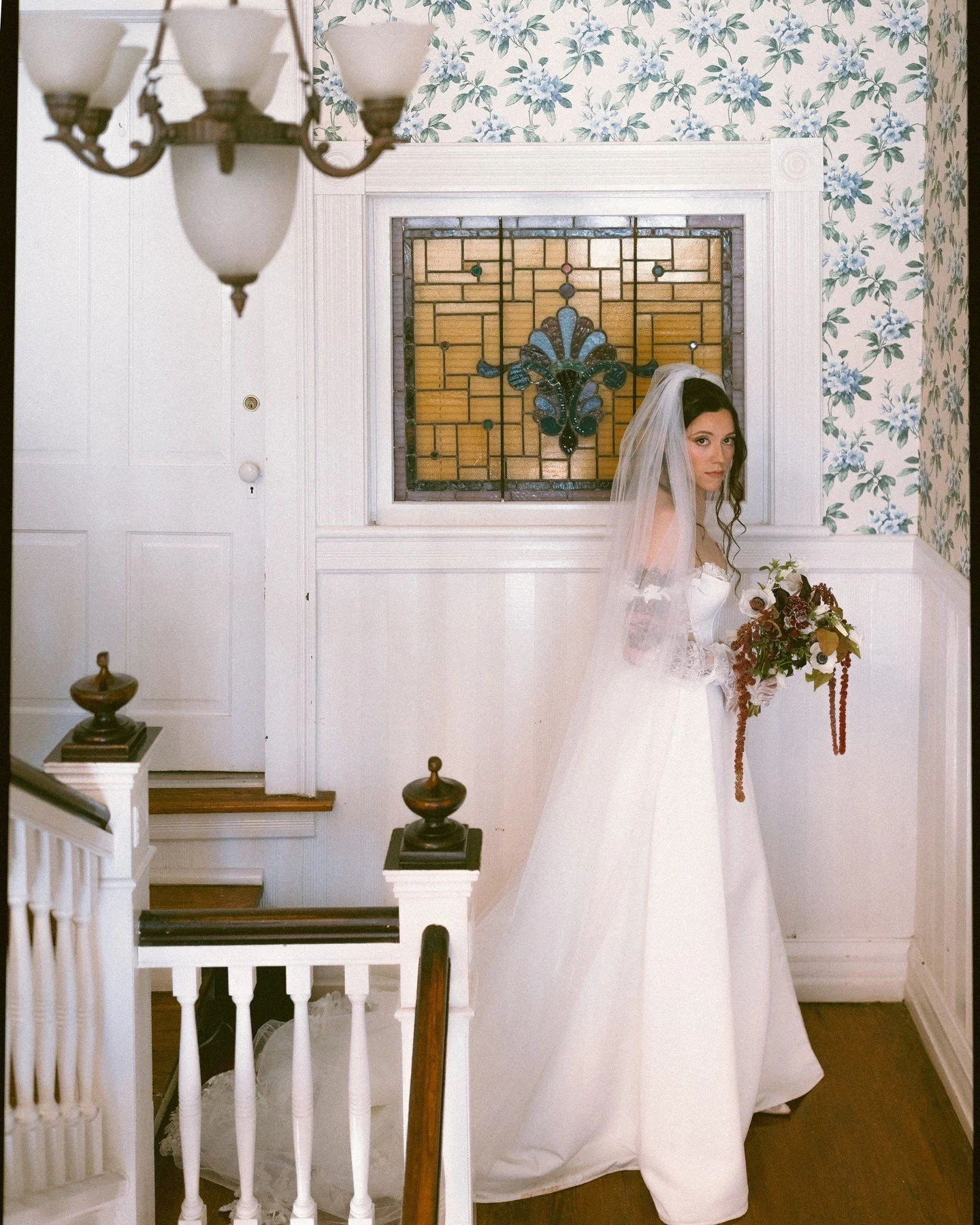 obsessed with these shots! bridal portraits are always some of my favorite pictures from a wedding day 🤍

vendor team:
coordinator: @langleyeverafter
venue/catering: @thewildflower301
photographer: @wildheartvisuals
cake: @bakedbyave
cookies: @chipc