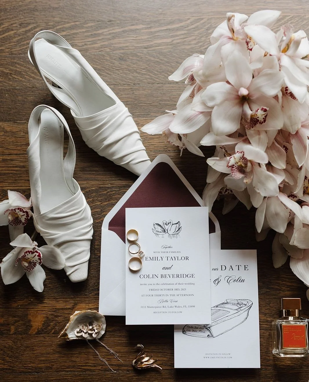 it's all in the details...⁠
⁠
Prepping for your wedding day, your photographer may ask you to create a details box for them to use when they arrive to the getting ready space. ⁠
⁠
Here are some ideas of what to add in!⁠
ᐧ Your shoes⁠
ᐧ Perfume/Cologn