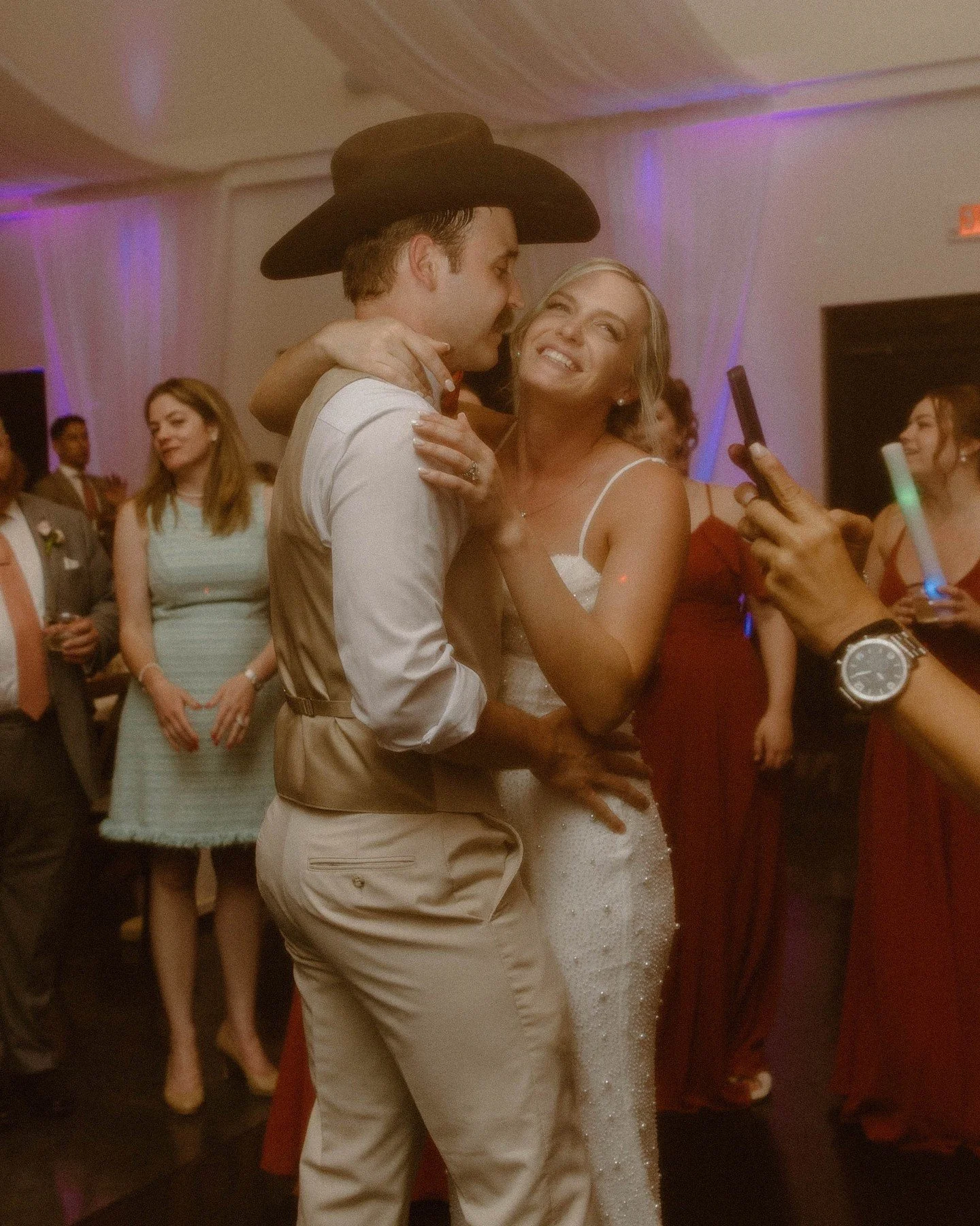 i knew it, i knew you 🤍🧡

Vendors:
Planner: @langleyeverafter
Venue: @magnoliacreekfarms
Photographer: @yourstrulychristina
HMUA: @refeyance
Rentals: @bbjlatavola &amp; @glasswingrentals
Florals: @agapefloralcreations
Catering: @myharvestmooncafe
C