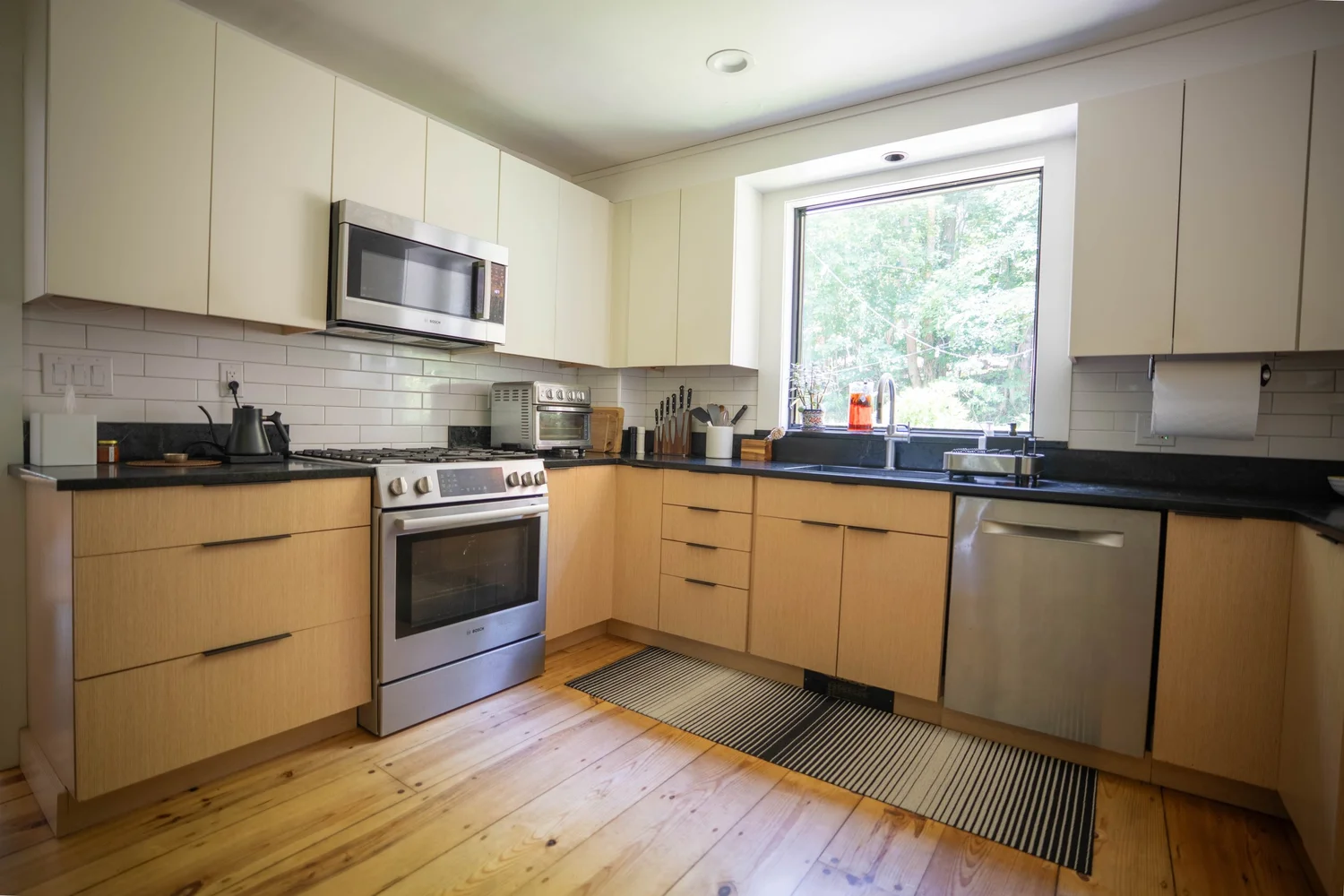 Wood Cabinet Kitchen & Breakfast Bar — photograph 1