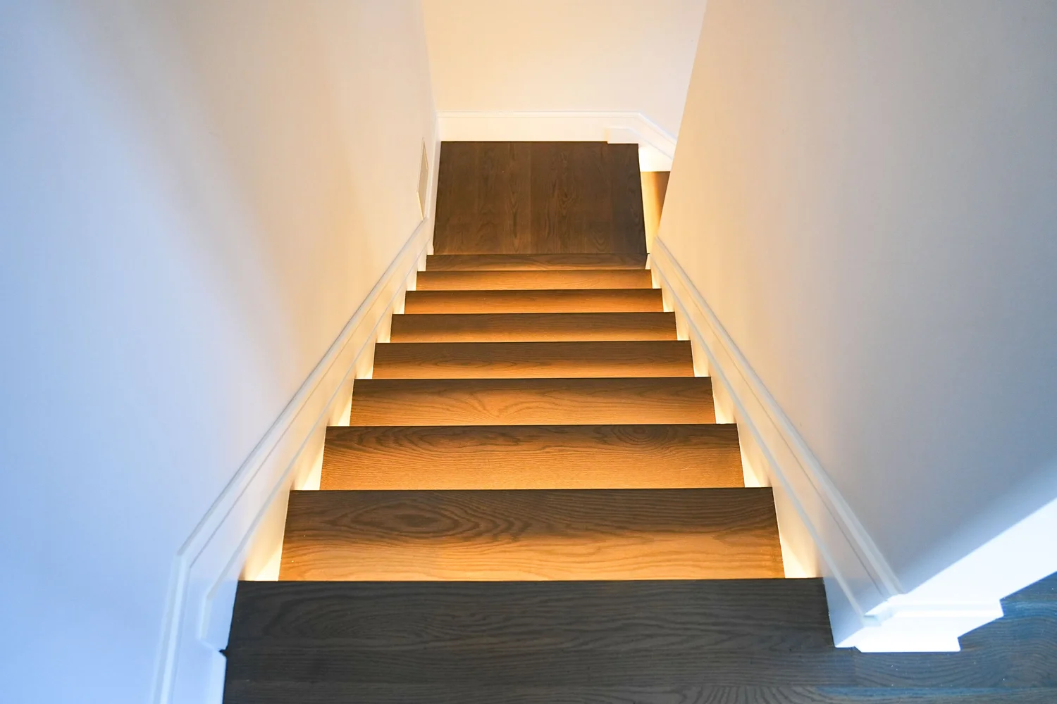 Staircase & Integrated Lighting — photograph 1
