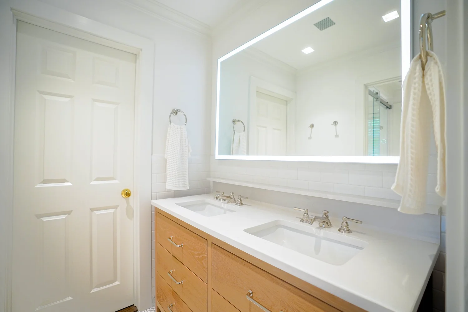 Double Vanity & Glass-Enclosed Tub