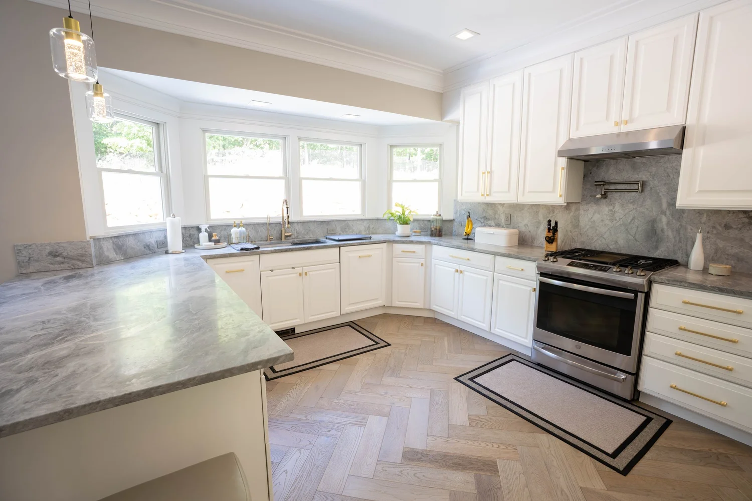 White Kitchen & Peninsula — photograph 2