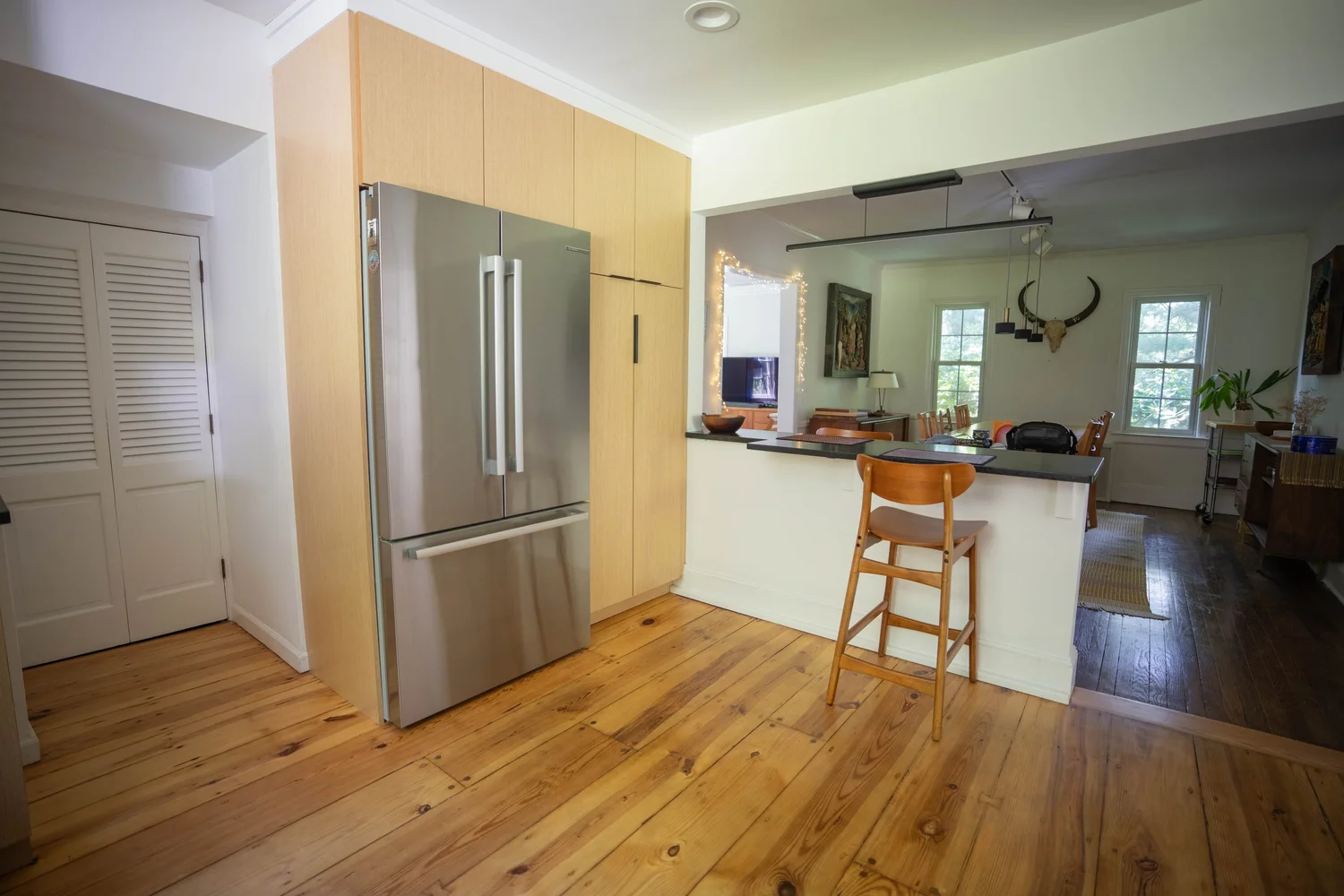 Wood Cabinet Kitchen & Breakfast Bar — photograph 3
