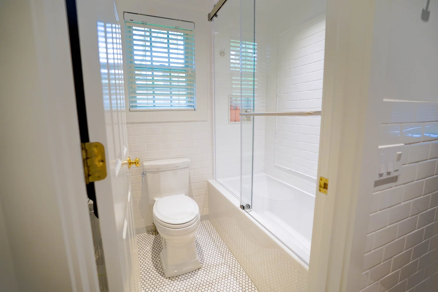 Double Vanity & Glass-Enclosed Tub — photograph 3