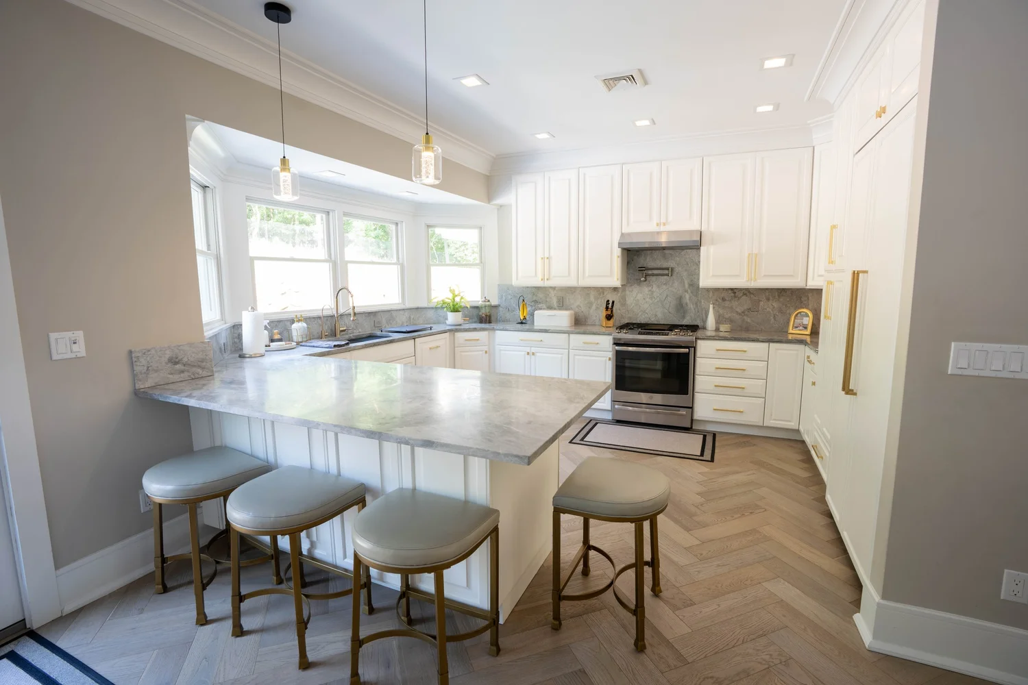 White Kitchen & Peninsula — photograph 1