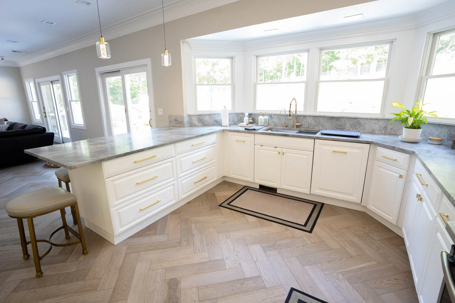 White Kitchen & Peninsula — photograph 3