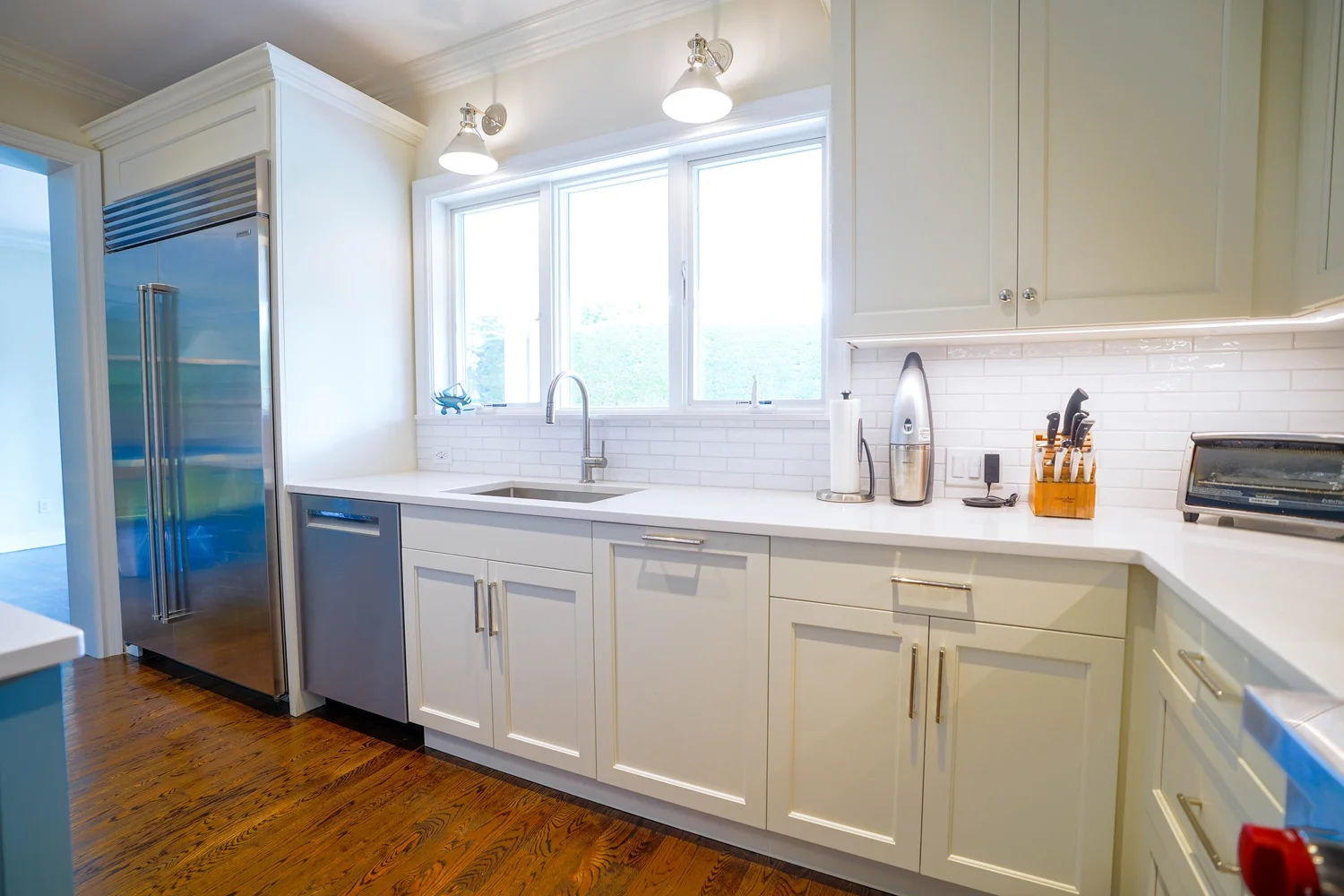 White Kitchen & Blue Island — photograph 3