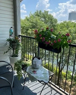 We have another entry to our Battle of the Balconies...This serene balcony haven is decorated with lush flowers and inviting touches, opening to breathtaking views that make it an ideal place to relax and recharge.
&quot;BRACKENHOUSEBATTLEOFTHEBALCON