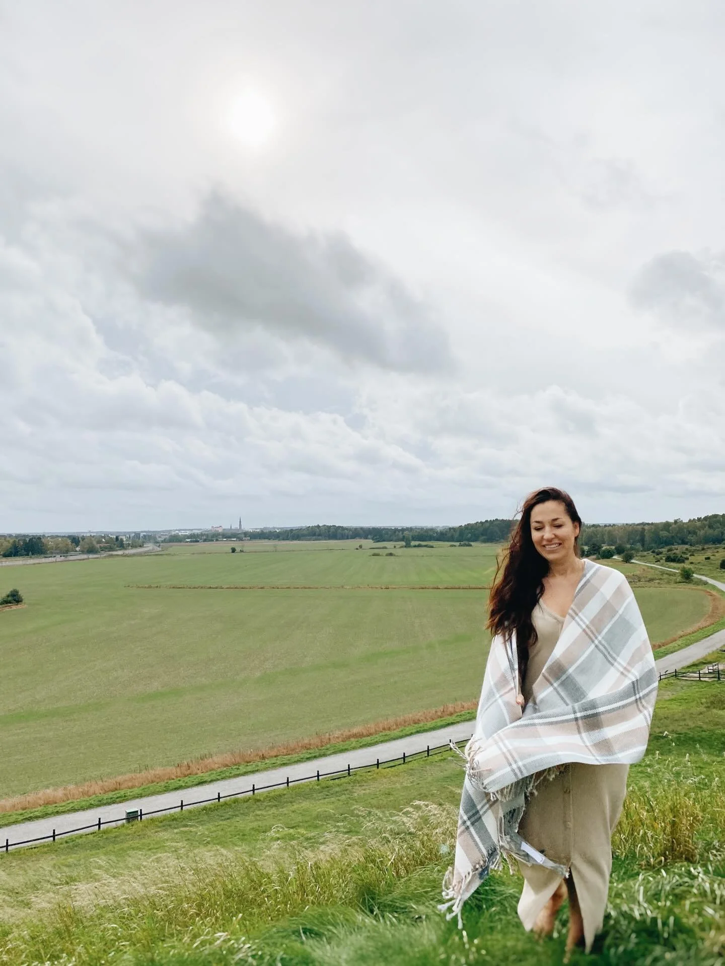 Sakta ner, k&auml;ra du.
H&ouml;r du ens din inre r&ouml;st?
Den som f&ouml;rs&ouml;ker n&aring; dig.
Den som vill att du ska lyssna.

Missta den inte f&ouml;r att vara den r&ouml;sten som st&auml;ndigt h&aring;ller dig ig&aring;ng. Som ber&auml;ttar