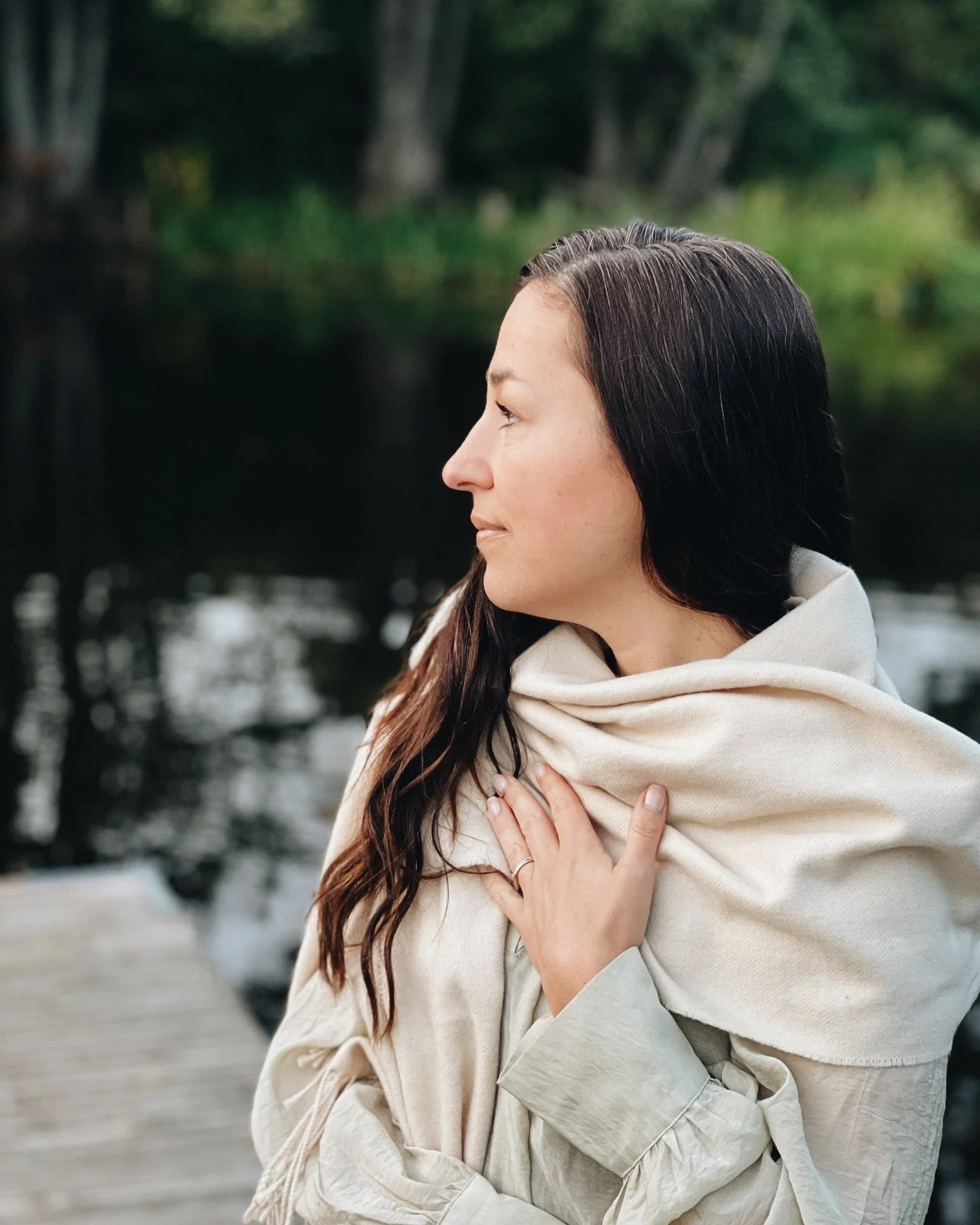 Det var s&aring; fint idag. Jag stod p&aring; l&ouml;pbandet och gick en power walk. Jag tittade ut och allt var s&aring; gr&aring;tt.
Ni vet. Verkligen gr&aring;tt. &Ouml;verallt. Till och med m&auml;nniskors ansikten. M&aring;nga &auml;r s&aring; p