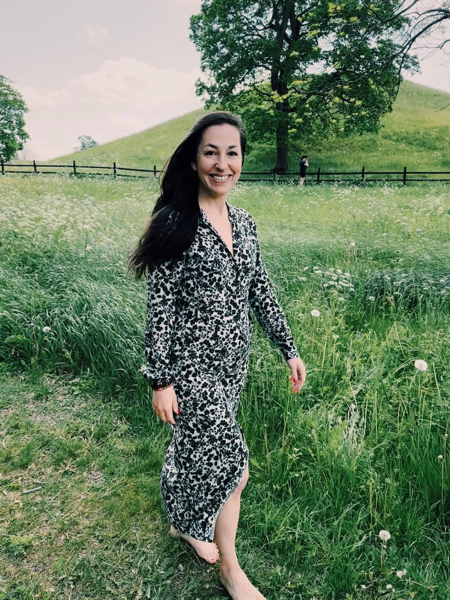 F&ouml;rest&auml;ll dig att ditt arbete inte b&ouml;rjar i prestation eller i att f&ouml;rs&ouml;ka bli n&aring;gon.
Utan i kontakt med dig sj&auml;lv. Din kropp. Din intuition. Din inre kompass. Ett arbete som handlar om n&aring;got du &auml;lskar a