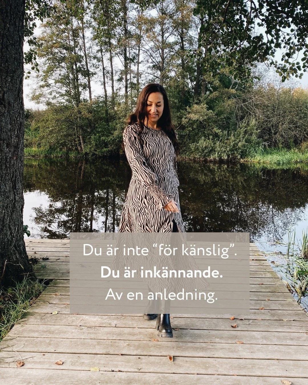 Du &auml;r inte &ldquo;f&ouml;r k&auml;nslig&rdquo;.
Du &auml;r ink&auml;nnande och av en anledning. 💗

M&aring;nga ink&auml;nnande m&auml;nniskor har l&auml;rt sig att h&aring;lla tillbaka.
Att inte k&auml;nna s&aring; mycket. Att anpassa sig. Att 