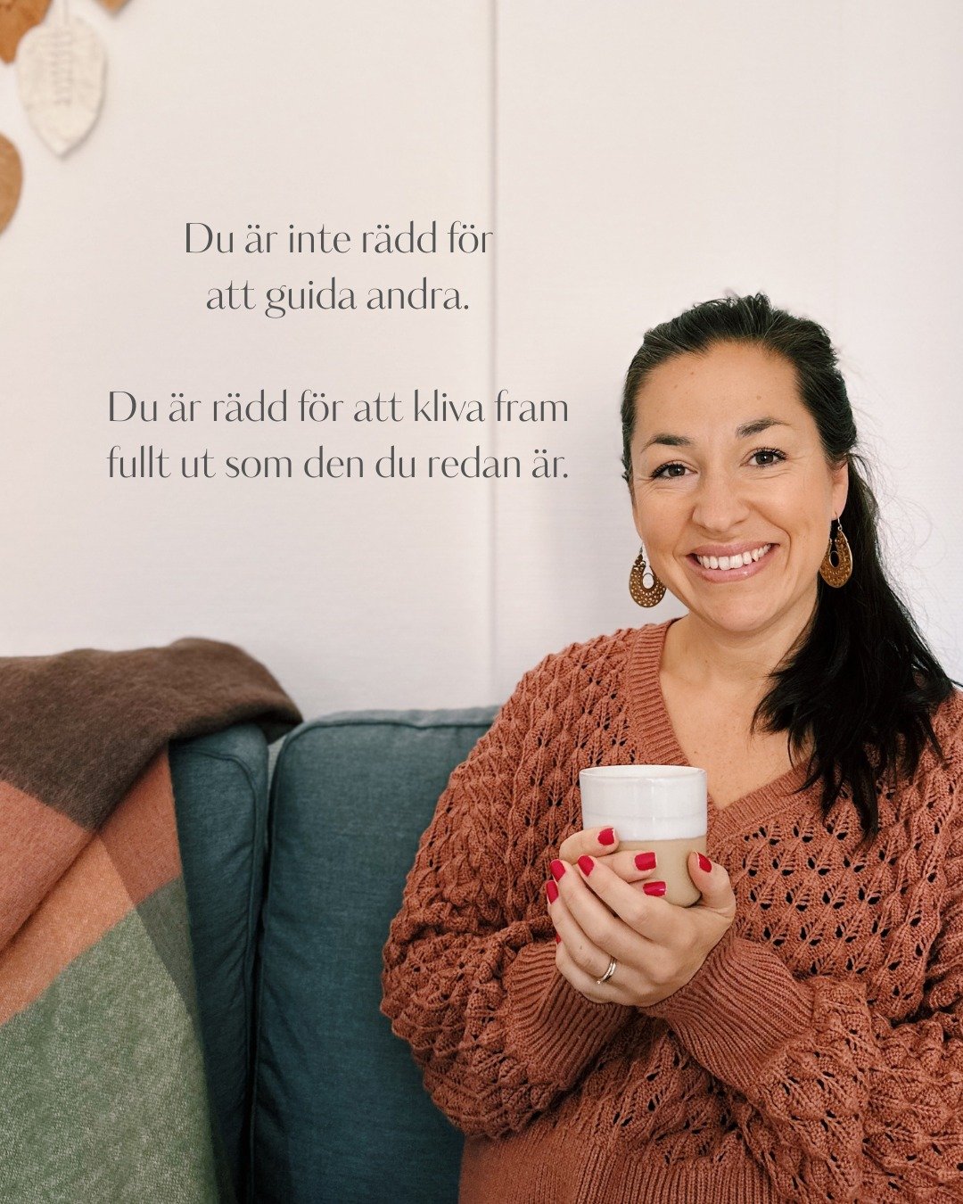 Du &auml;r inte r&auml;dd f&ouml;r att guida andra.
Du &auml;r r&auml;dd f&ouml;r att kliva fram fullt ut som den du redan &auml;r.

F&ouml;r du vet s&aring; mycket.

Du k&auml;nner m&auml;nniskor.
Du ser igenom det som s&auml;gs.
Du h&aring;ller spa