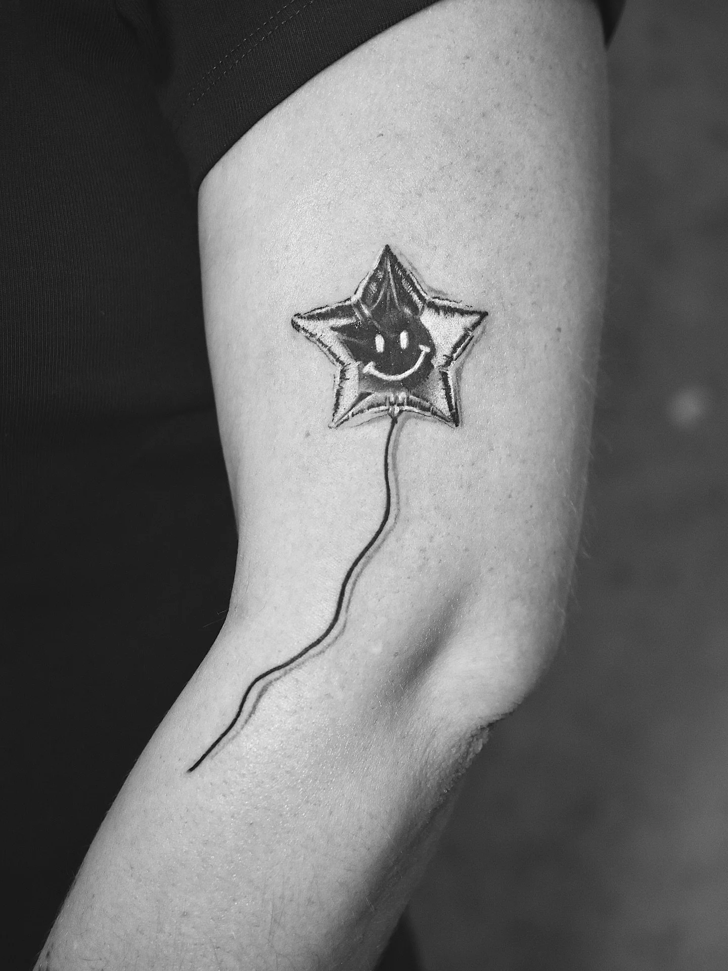 C H R Ö M E  B A L L Ö Ö N 
One from the flash, with a bit of blue.
To have something similar, check out the link on my bio!
#mrjbest #houseofbest #tattooartist #chrometattoo #finelinetattoo