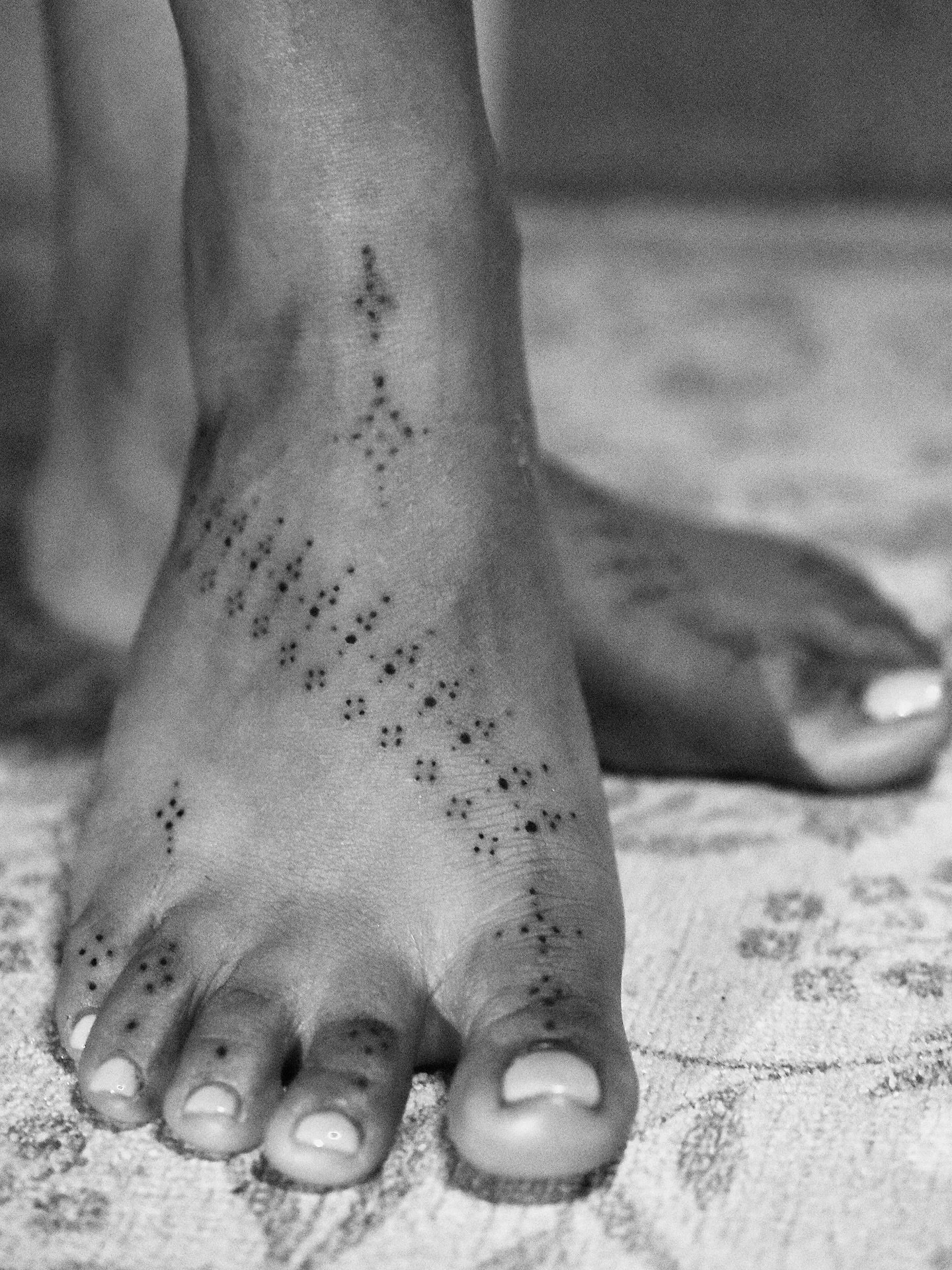 F E E T  O R N A M E N T S
One of the most technical simple looking stencils/designs and process that I had to do! Happy with the end result.
Please excuse the pen marks made to line up the designs, that did not fully rub away. 
Thankyou Seema for
