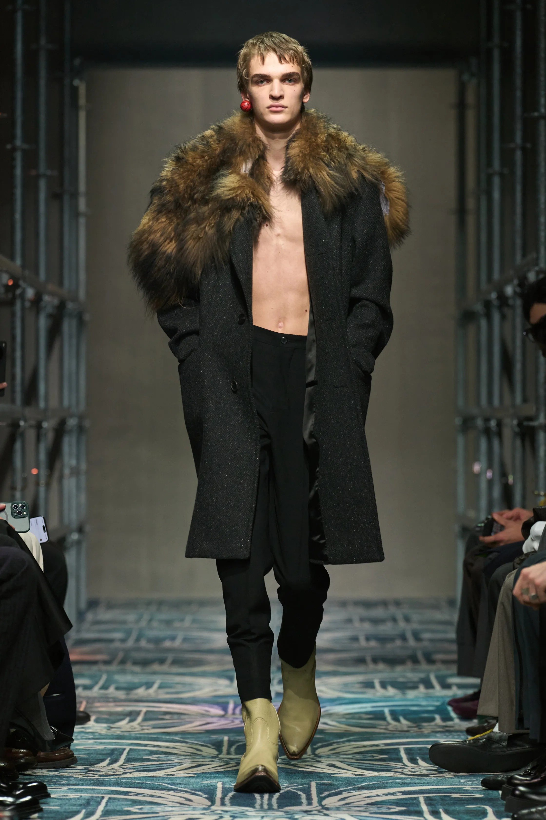 00002-prada-fall-2025-menswear-credit-gorunway.jpg_10_11zon.jpg