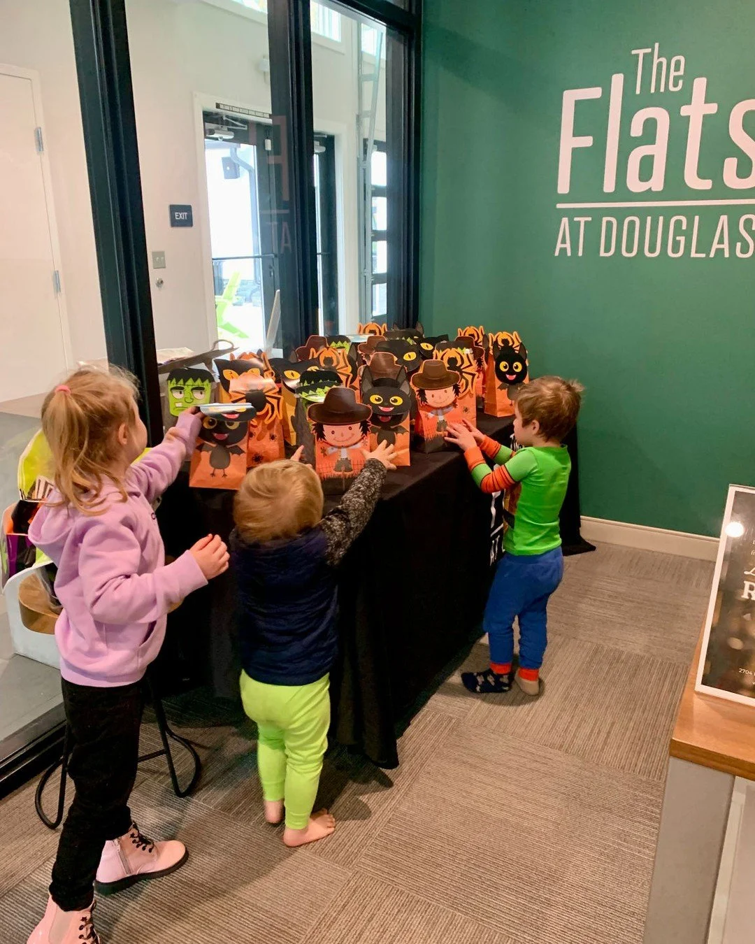 No tricks, just treats at The Flats! 🍬🍭
We still have candy in the leasing office- bring the kiddos by before 5:30 PM to grab a bag and say hi!
We love seeing our little residents all dressed up and happy! 🎃
#FlatsAtDouglas #Weloveourcommunity #ha