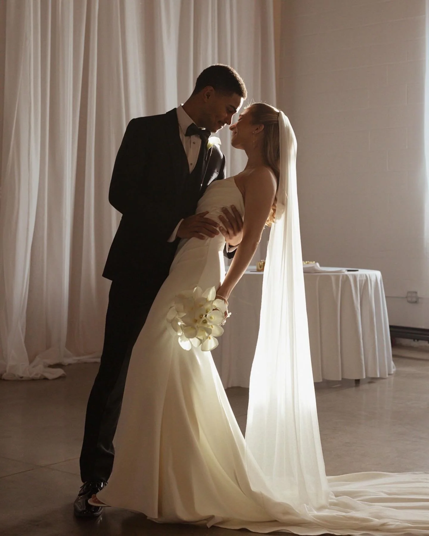 &ldquo;He stepped down, trying not to look long at her, as if she were the sun, yet he saw her, like the sun, even without looking.&rdquo; &mdash; Leo Tolstoy, Anna Karenina 🔥

Photgrapher: @kellystevens.photo 
Videographer: @treefilmscreative 

#ro