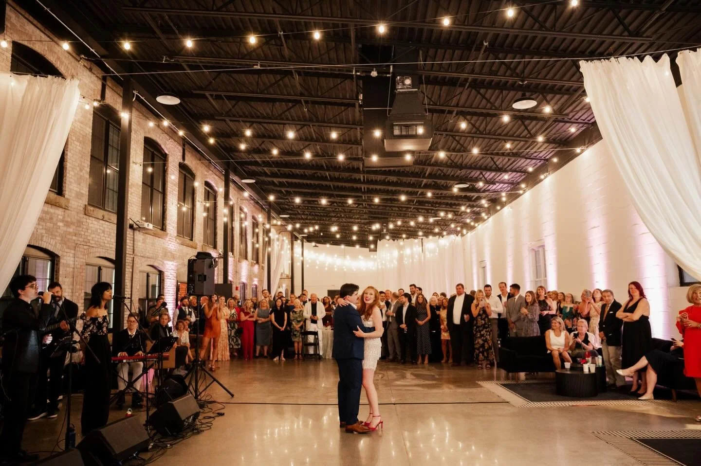 First dance magic ✨

.
.
.
.

📸: @karenwituszynski 

Florist: @chalifoursflowers 
Beauty: @thairapybyalo 
Entertainment: @silverarrowband 
Lighting: @nepremierlighting 
Cake: @thebakeshoponkelleystreet 
Bartender: @deeluxebartending 
Food: @tommyspi