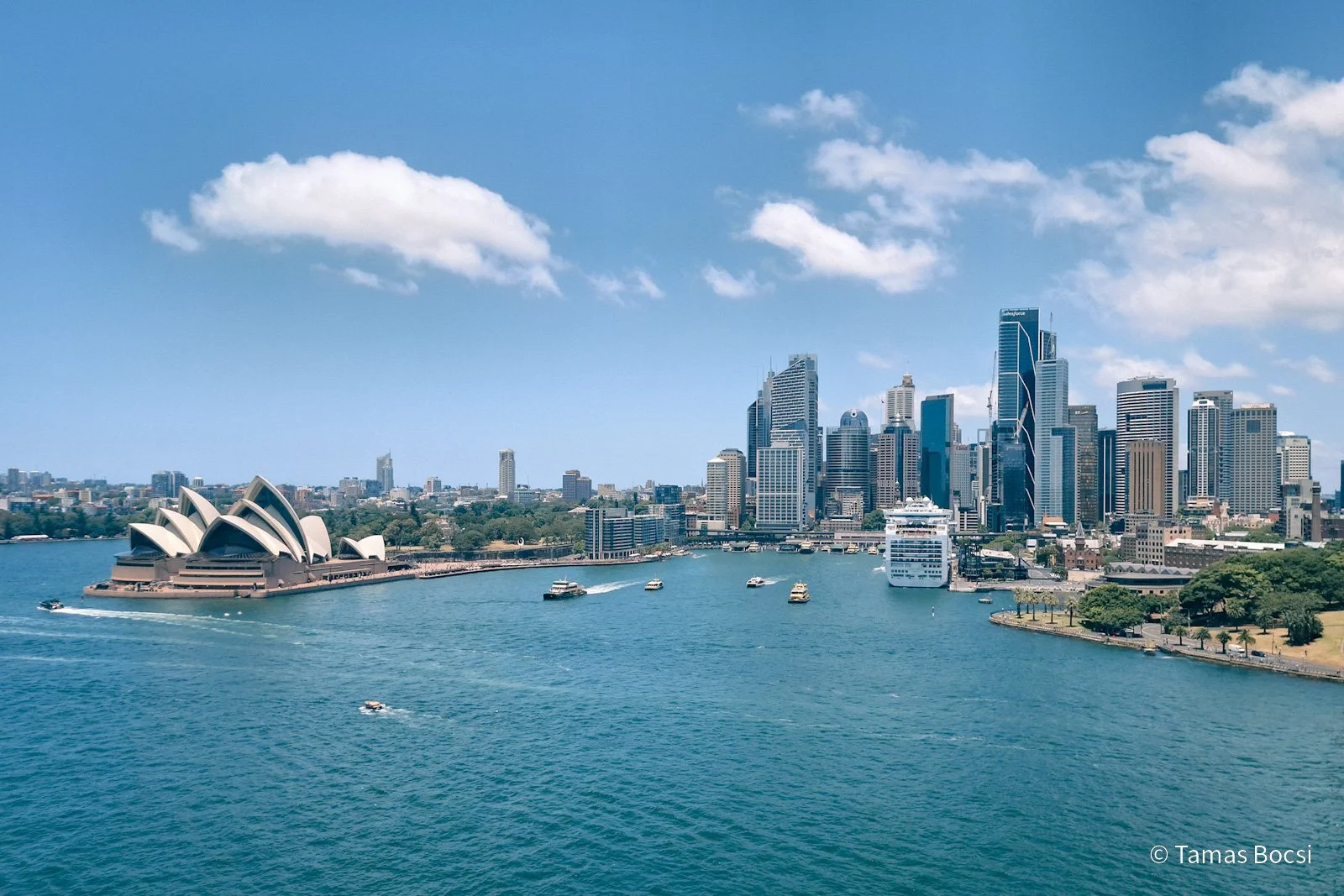 Sydney Opera House and Sydney skyline with boats in Sydney Harbour.