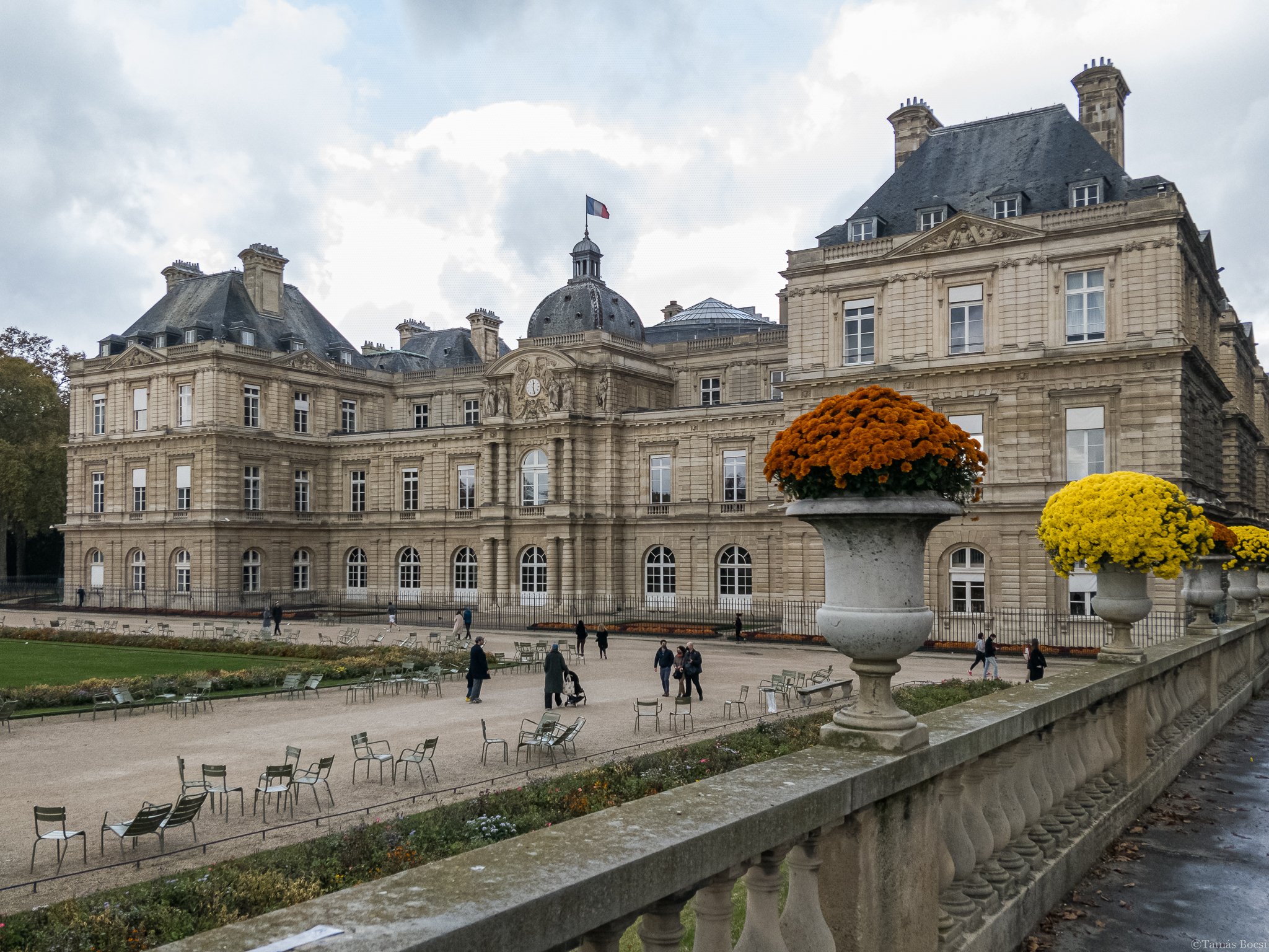 Palais in Jardin du Luxembourg with flowers