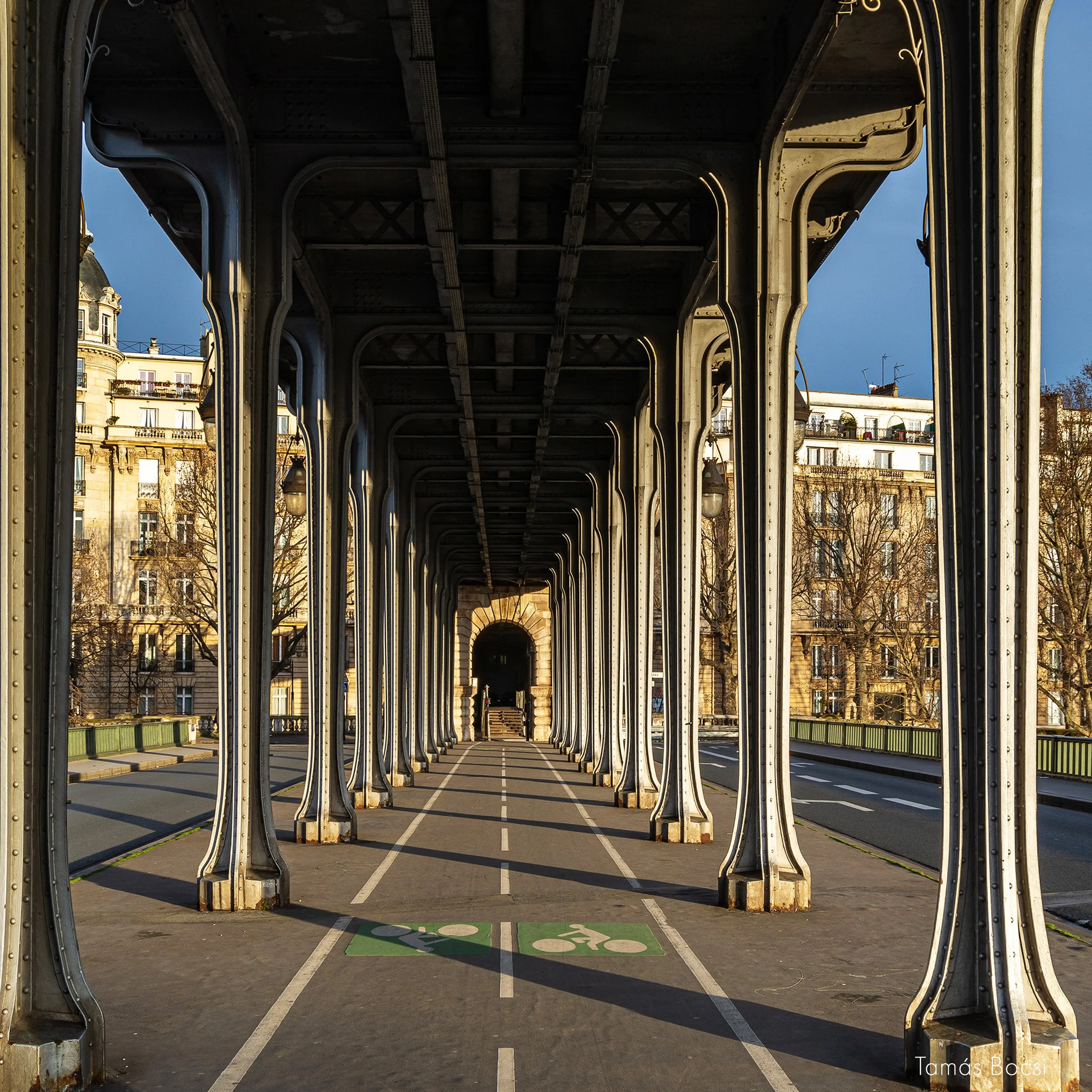 Paris Bir Hakeim Bridge - Closeup-detail