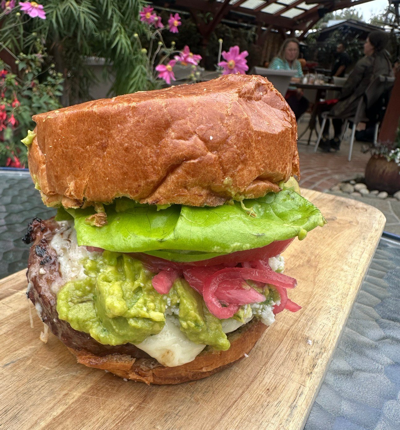 Tuesday just got a whole lot better 🍔
Tonight, we'll be serving our specialty Hamburguesa: Hearst Ranch 100% grass-fed beef, bacon, caramelized onions, finished with guacamole, pickled onions, and queso fresco on a brioche bun, served with fries. (G