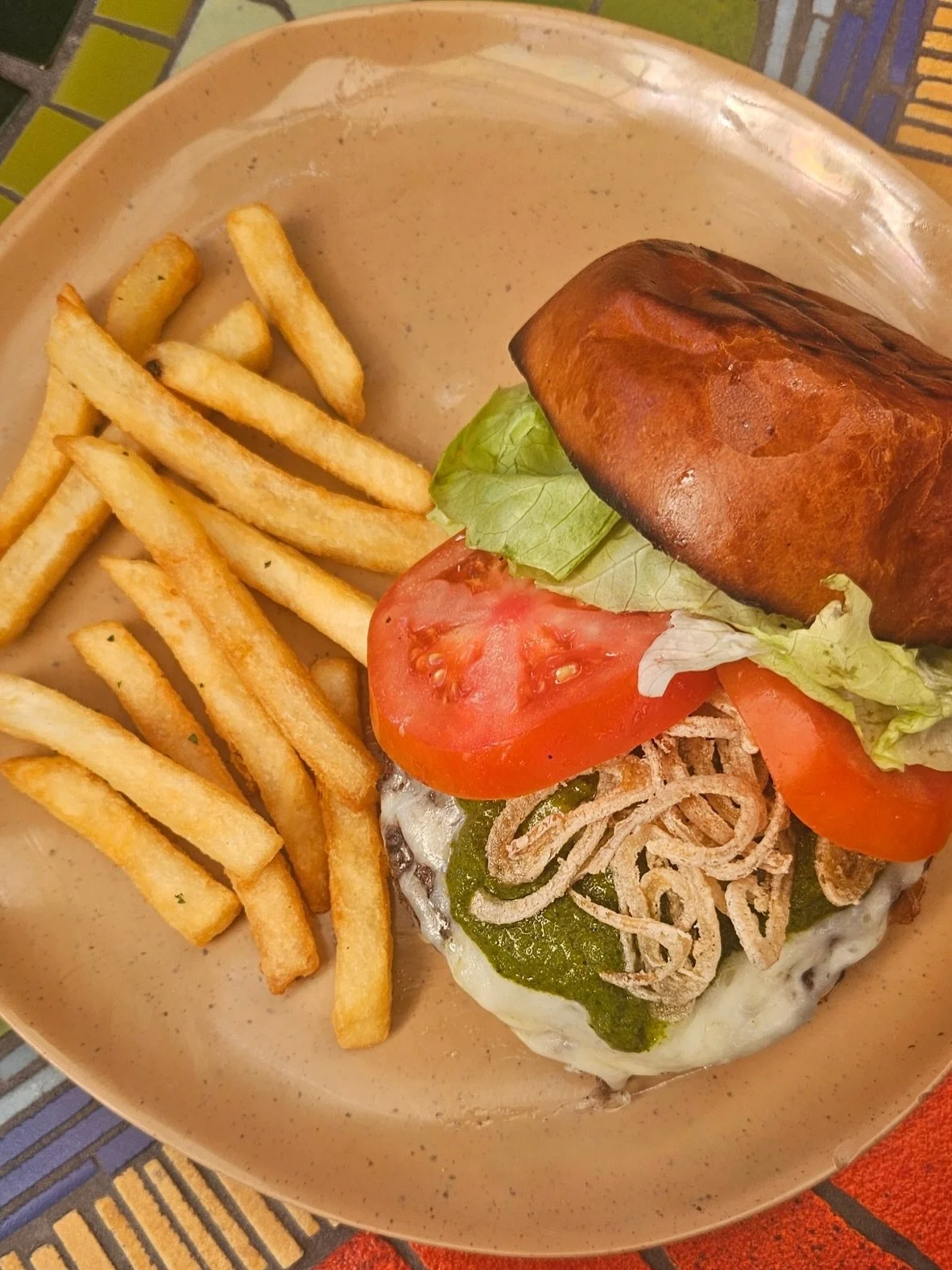 The sun's back out and it's a perfect day for Burger Tuesday ☀️ Join us for tonight's specialty burger:
a Chimichurri Burger made with a Hearst Ranch 100% grass-fed patty, white cheddar, crispy onion straws, chimichurri sauce, aioli, lettuce, and tom