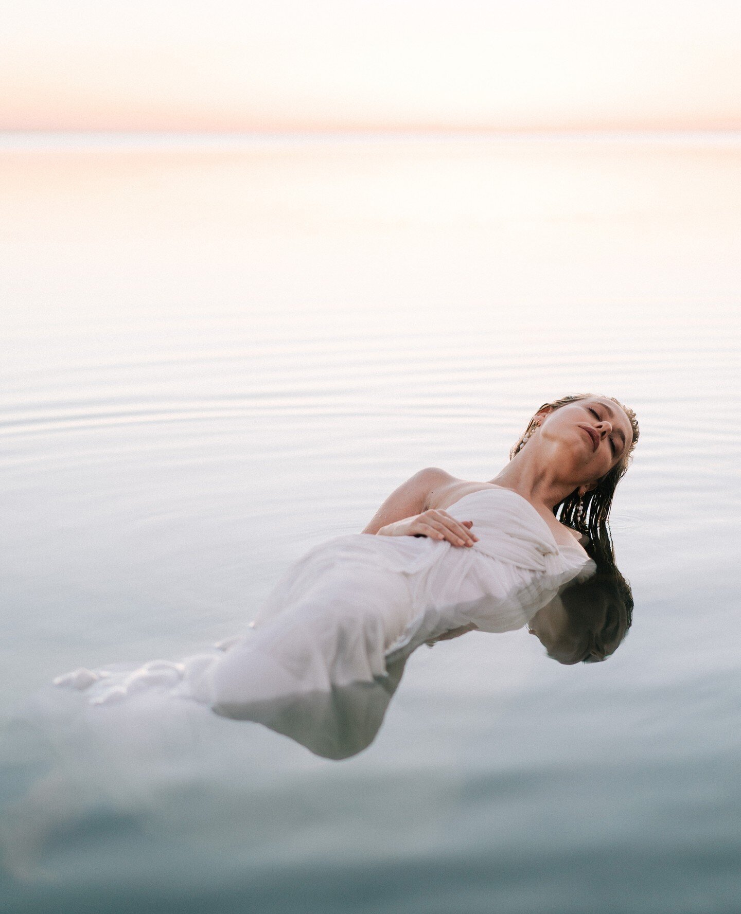 ⁠Water of Djerba⁠
-⁠
-⁠
Photographe : @vivien_malagnat ⁠
Vid&eacute;o : @sandycluzaud⁠
Direction artistique : @sohelo_bijouxmariage @veronique_lorre⁠
Organisation: @make_my_wed @sohelo_bijouxmariage⁠
Wedding designer: @veronique_lorre⁠
Coordinateur l