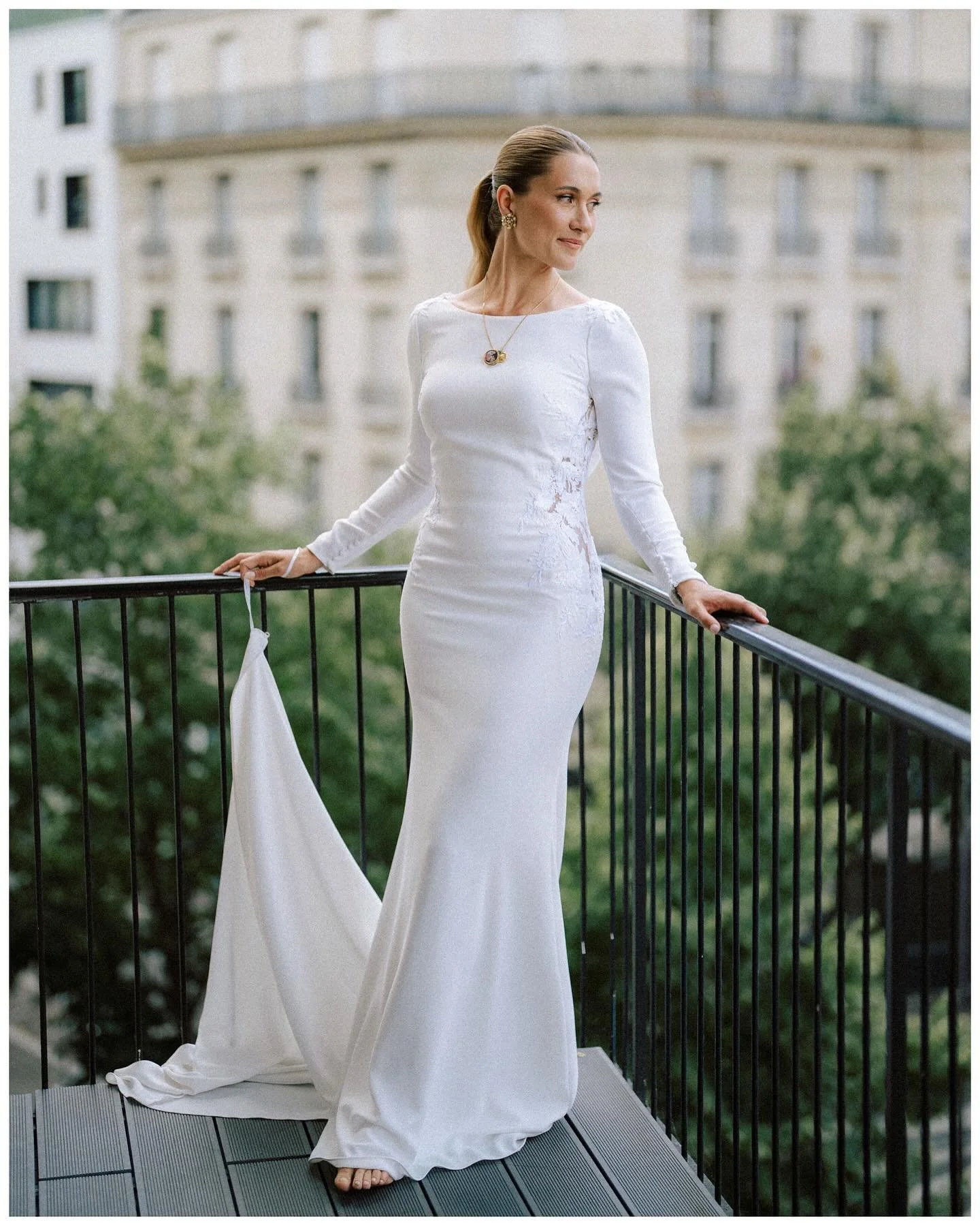 Saturday&rsquo;s wedding still fresh, photos just sent to the couple yesterday, and I&rsquo;m already heading into the next one today.

@rivercafeparis
@promissa.fr
@popeliniofficiel
@lisamakeup_paris
@audreybucaille