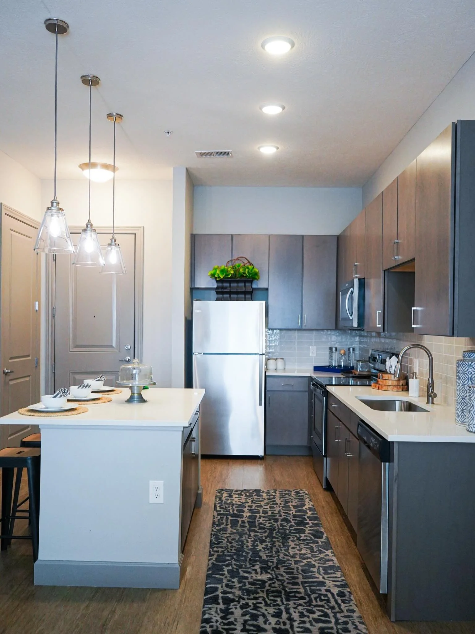New photos just dropped for our Floor-plan C 📸✨

This cozy one bed, one bath layout is serving all the modern vibes with the perfect space to call home. Ready to see it for yourself? Schedule your tour today and come experience Steel House living! ?