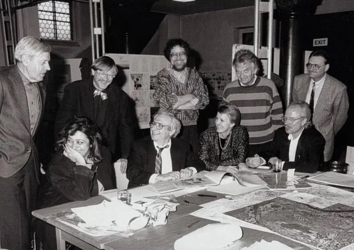  Frank Gegry, Zaha Hadid, Alessandro Mendini a Nicholas Grimshaw během workshopu k Vitra kampusu v roce 1991. 