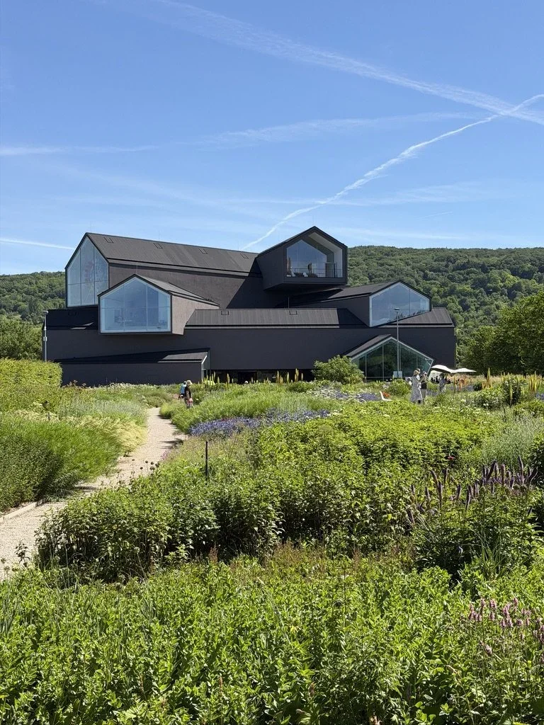  Vitra Showroom v zahradě je jednou z nejznámějších budov z celého areálu. 