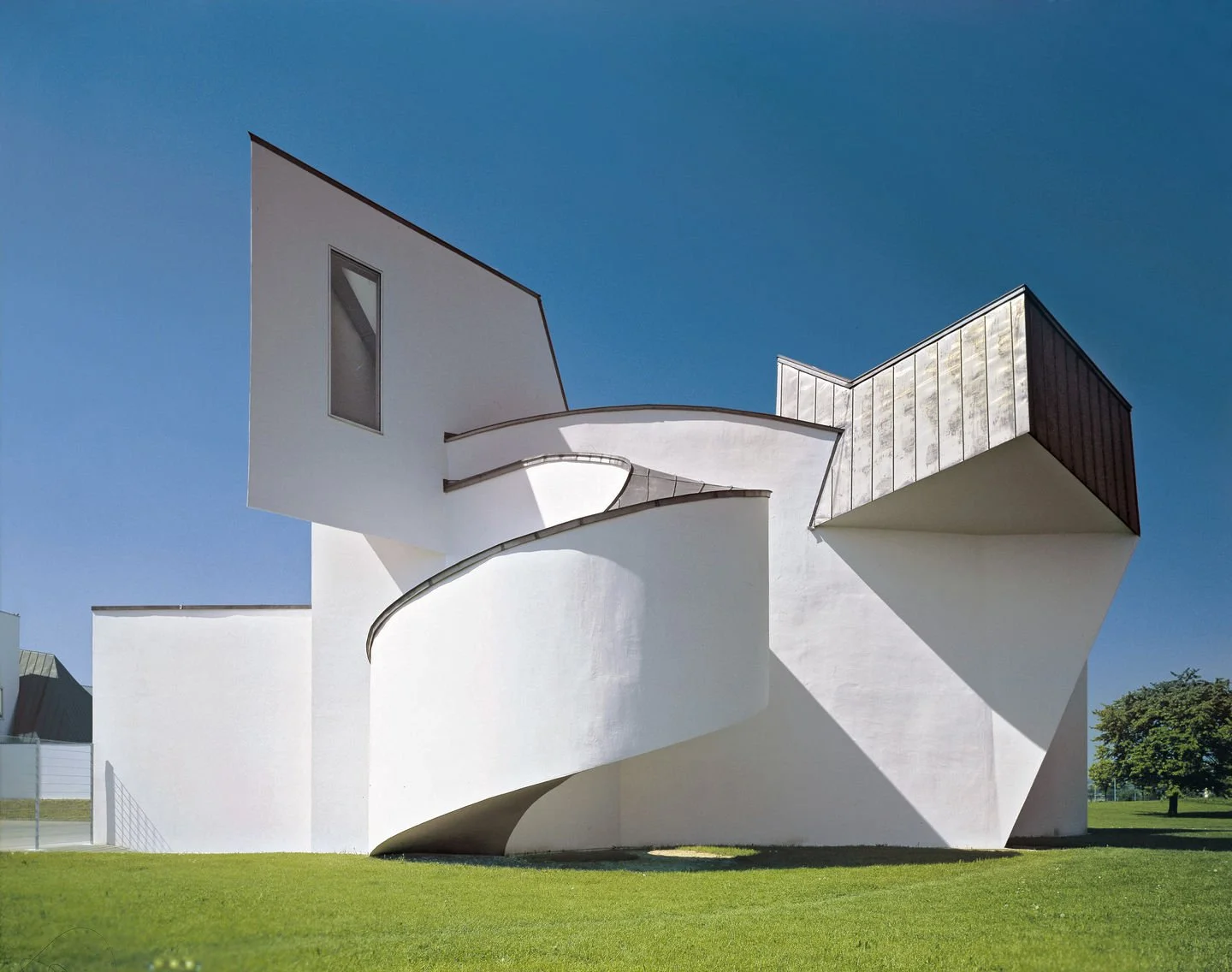  Muzeum u vstupu do areálu navrhl Frank Gehry. 