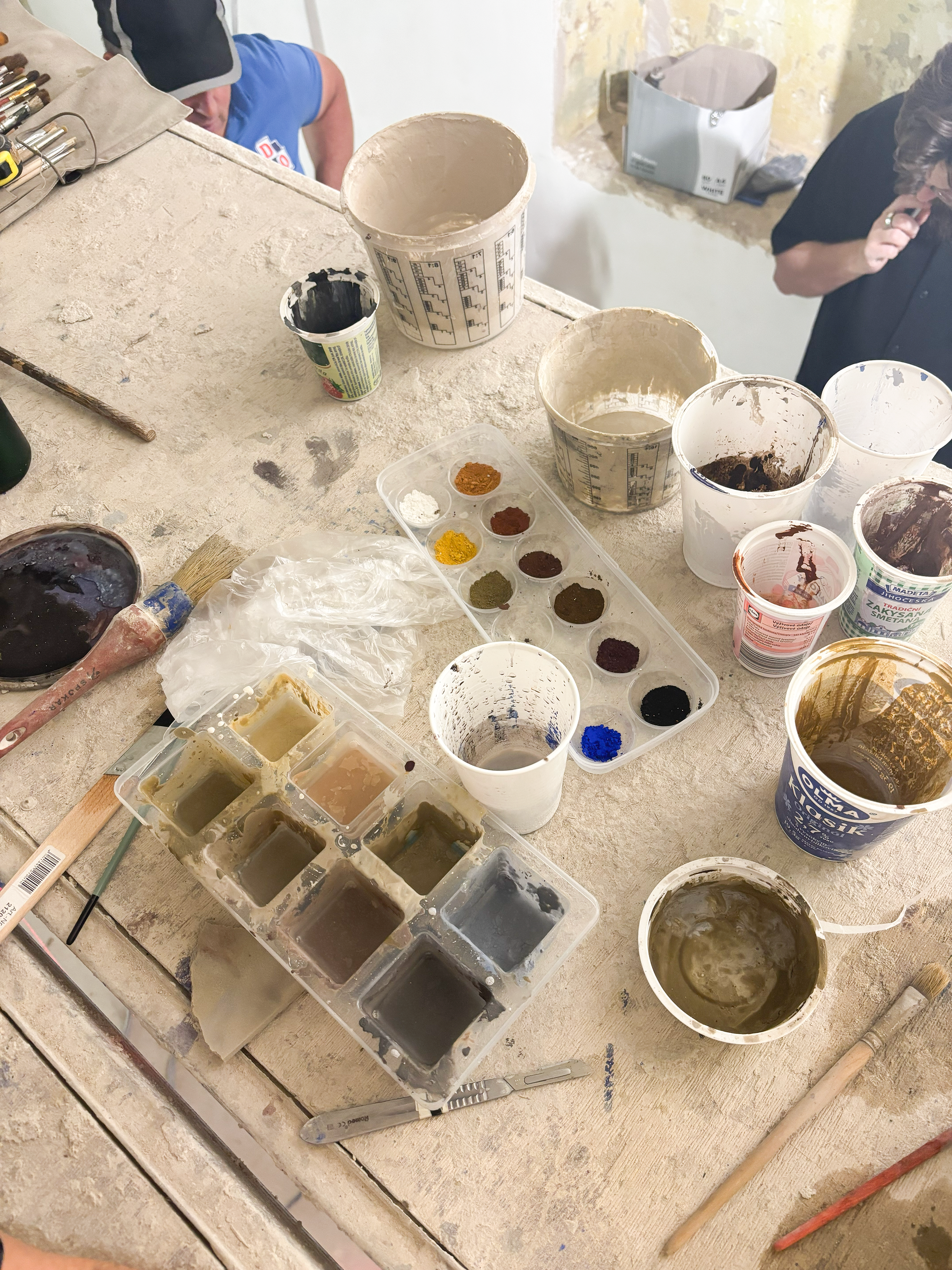 Pigments, lime, and color samples for the restoration of vaulted ceilings