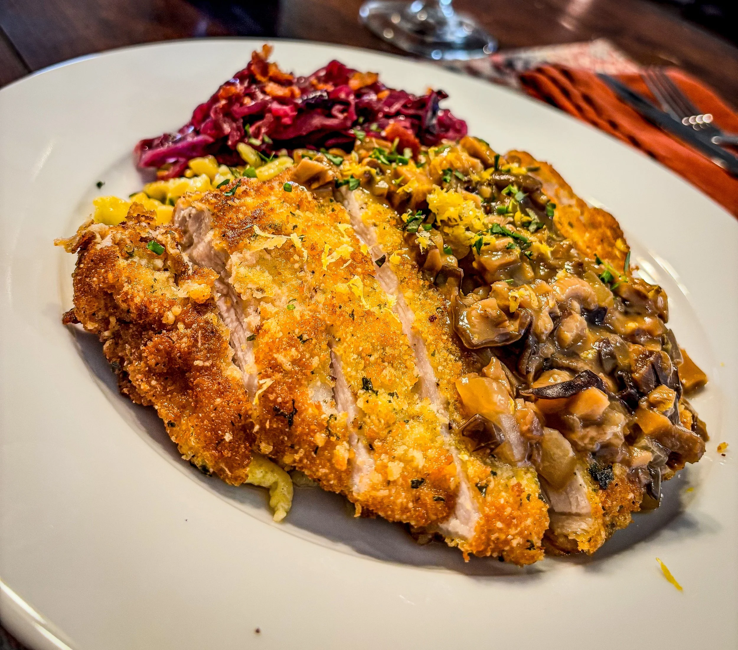 Jägerschnitzel mit spaetzle und Rotkohl 