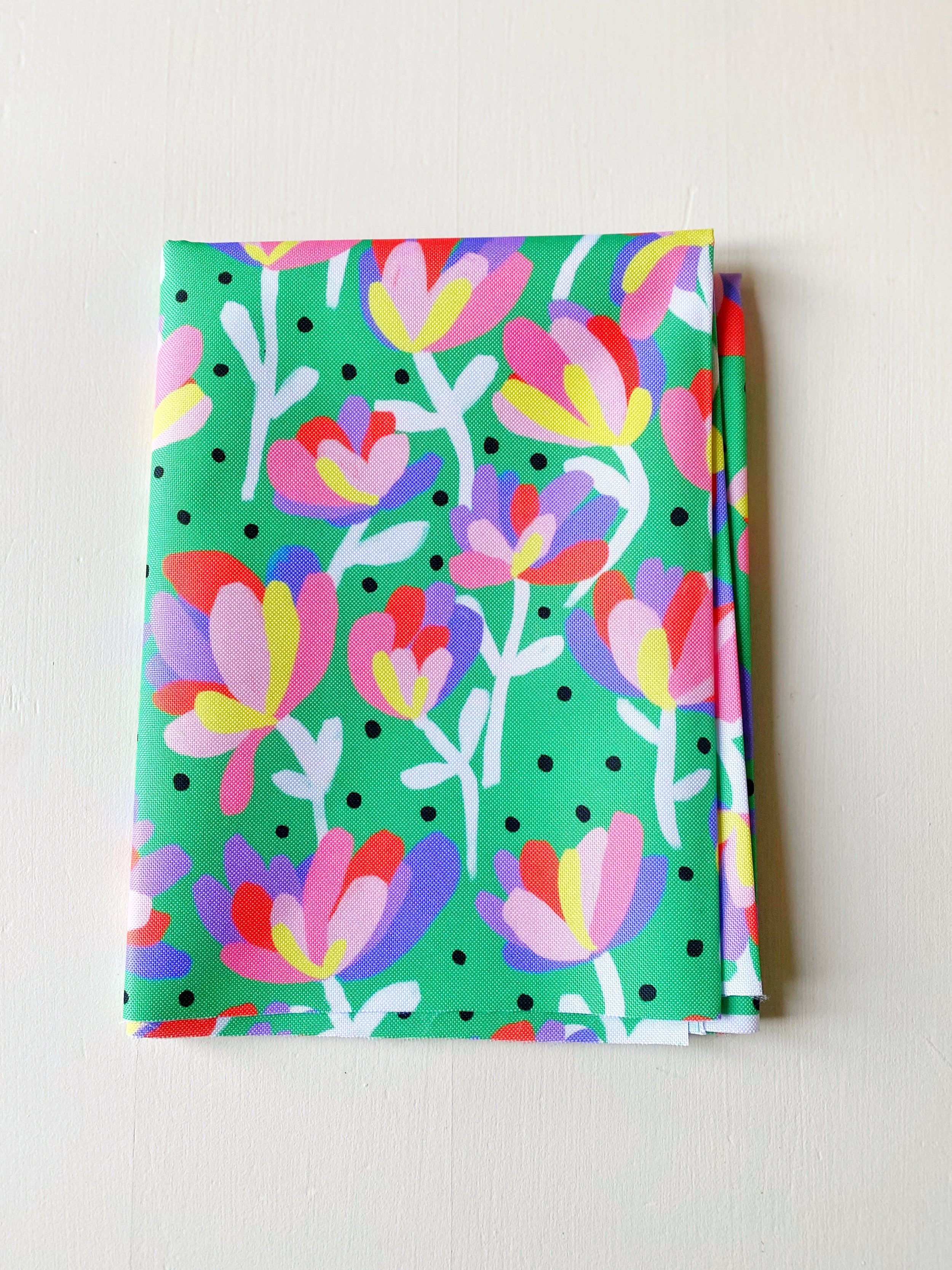 COUPON FLOWERS AND DOTS VERT TISSU IMPERMEABLE 50x155 CM