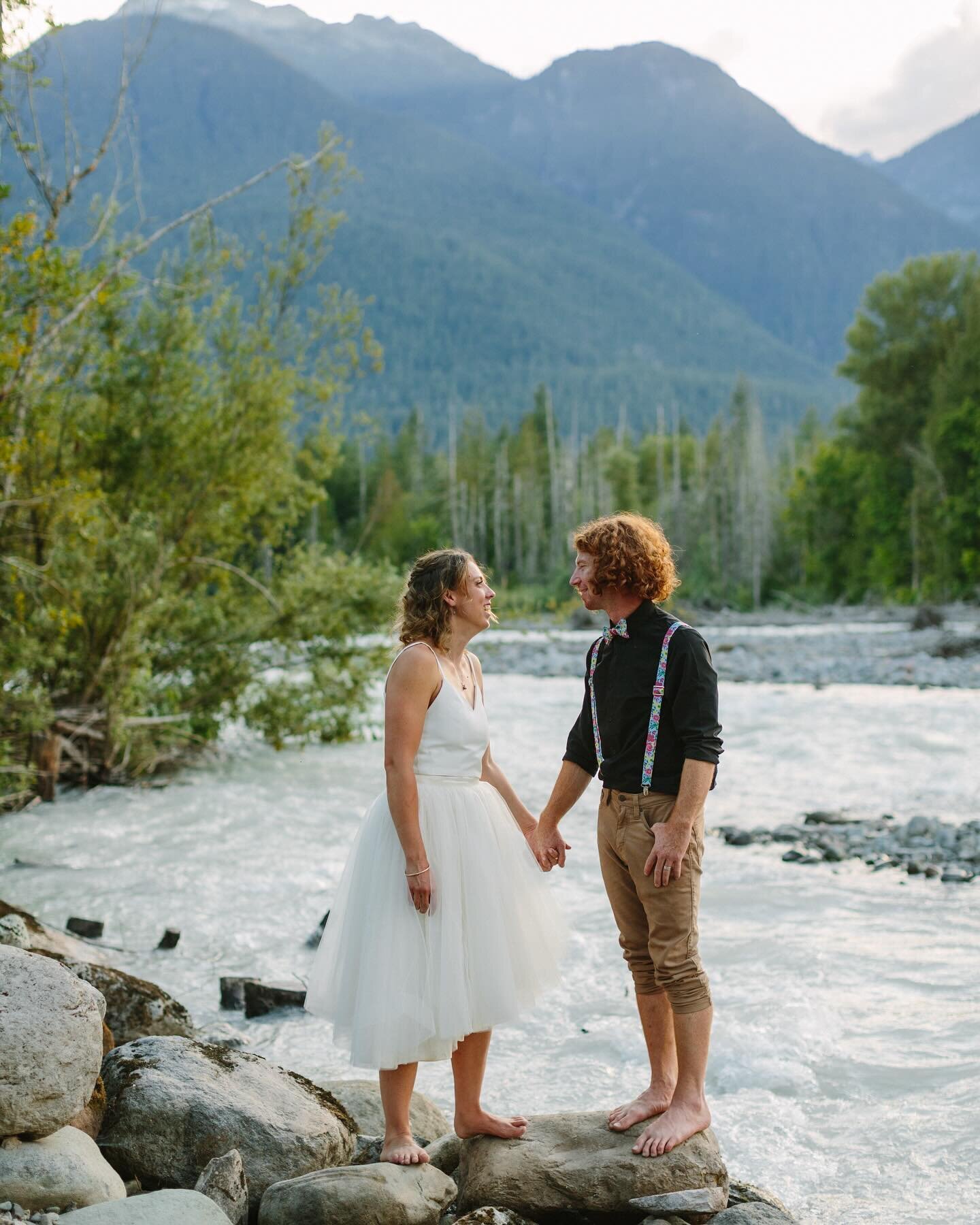 There aren&rsquo;t too many places where you can have mountains, rivers, forests and meadows. Squamish has it all. Specifically @cheekye_ranch! Such an amazing venue that makes it effortless to take beautiful photos. #squamishweddings #mountains