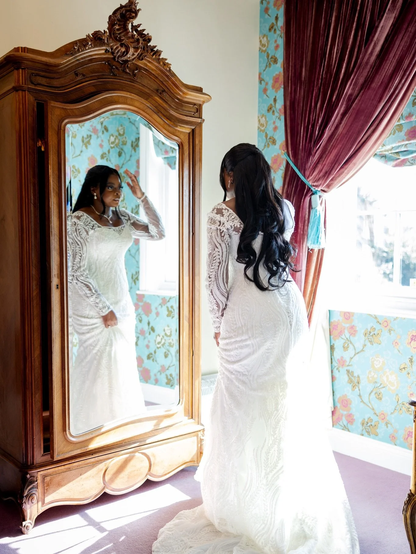 The gorgeous, calm, cool and brilliant Anjie on her wedding day.  Slide 5 with her girls in the morning of her beautiful day.
~
Plan @perfectevent4u 
Photography @cjdreamzs 
Venue @orsetthall