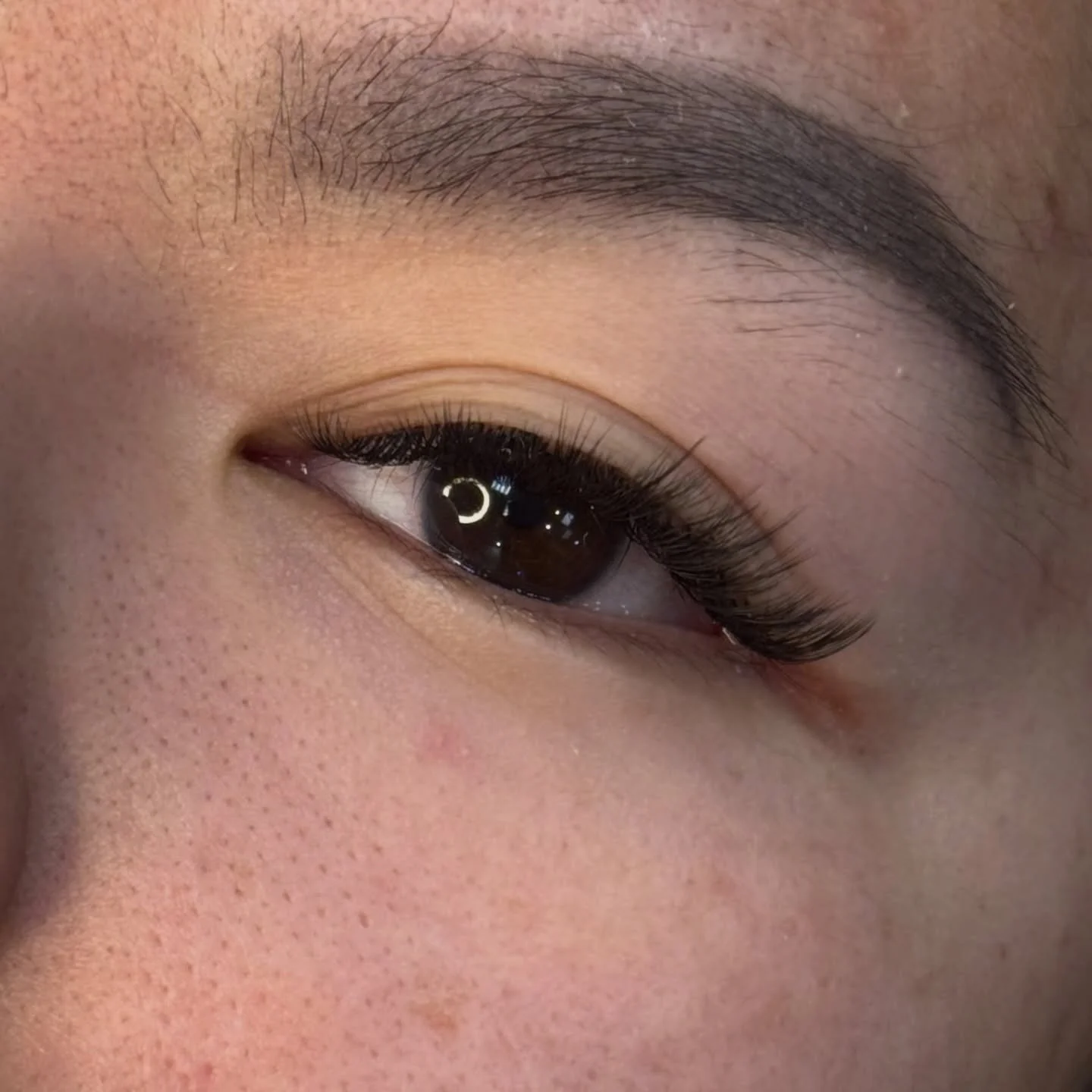 We tried something a little different with this set! We did a cat eye with super short lashes to the center of her eye to accentuate the cat eye effect, we also used M curl lashes on the outer corner. We love 😍✨