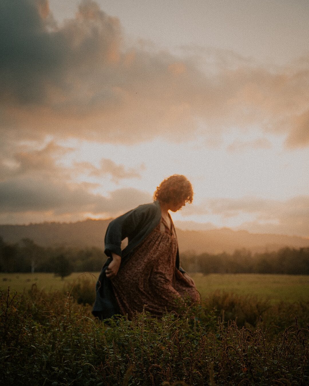 garden witch era ✨

#moodyedits #sunsetlandscape #selfportraits #witchaesthetic #gardenwitch #farmsanctuary #goldenhourlight