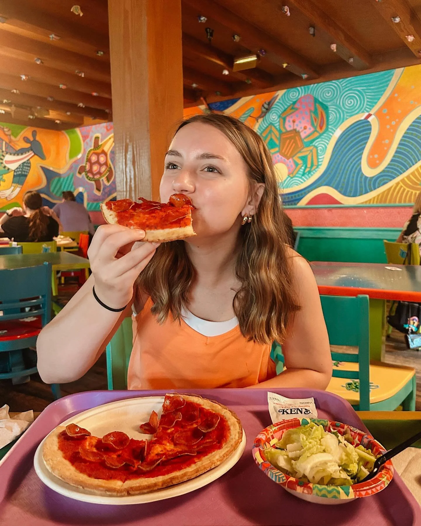 CURRENT DIET: @disneyparks cauliflower pizza 🙌🏼🎢🍕

LOVEEEEE Disney&rsquo;s food allergy process &amp; protocols! 🍴Designated prep/cook areas, trays, and cooking utensils
👀The ability to check each ingredient in your meal before ordering
✍️The a