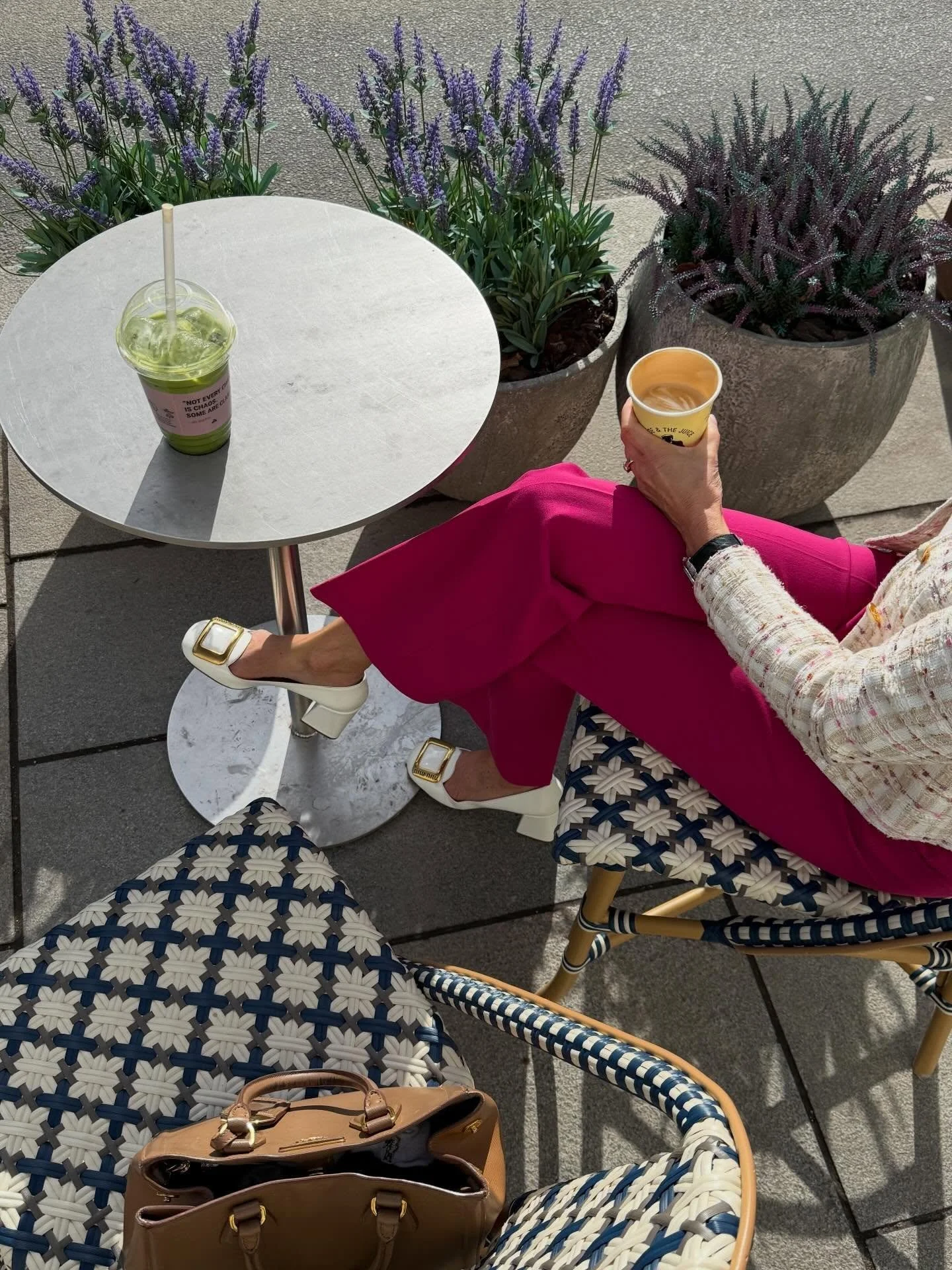 Vi er opl&aelig;rt til at passe ind. Det starter allerede i b&oslash;rnehaven og is&aelig;r i skolen. N&aring;r vi n&aring;r 6.-7. klasse, har mange mistet fantasien, dr&oslash;mmene er glemt, og tankerne sat i bokse. Vores retning formes af for&aeli