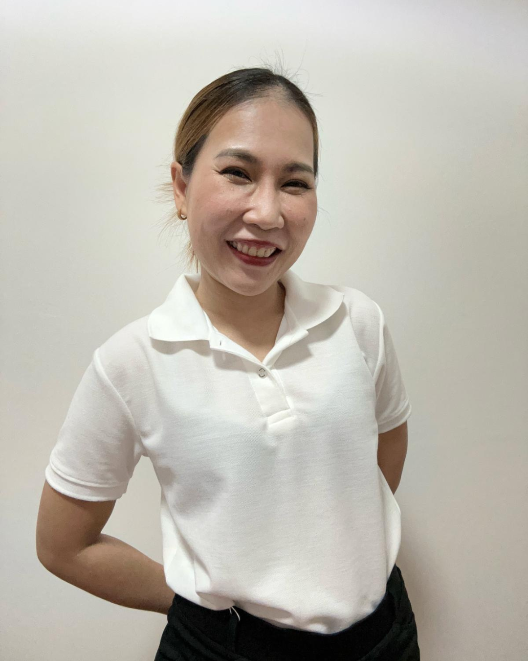 Tina Parichart Qualified Physiotherapist (Thailand) – Therapeutic & Sports Massage  Tina combines physiotherapy knowledge with therapeutic massage techniques to help relieve muscle tension, improve mobility, and support recovery through focused, pers