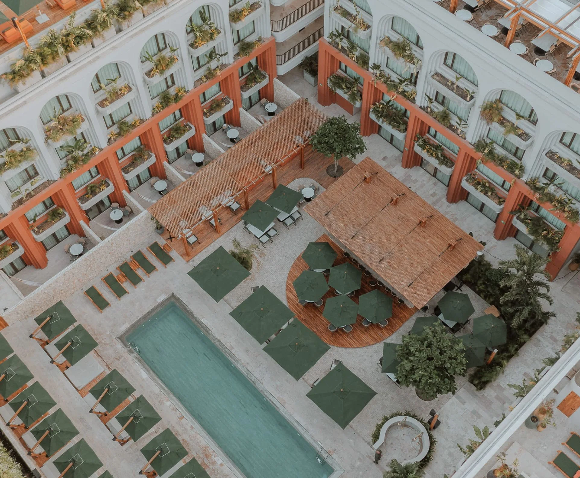 hotel-osh-piscina.jpg