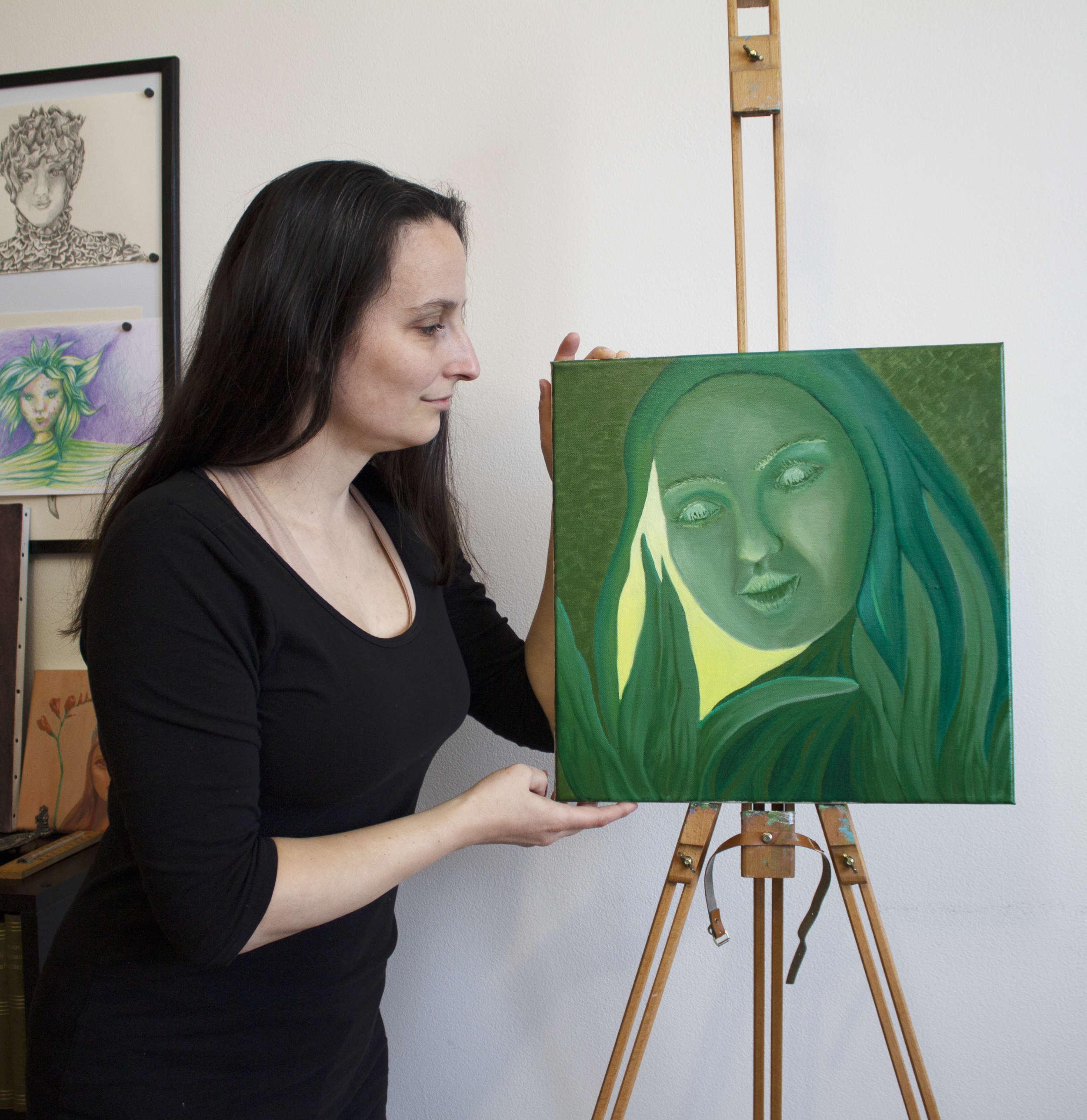 portrét se zelenym obrazem.png