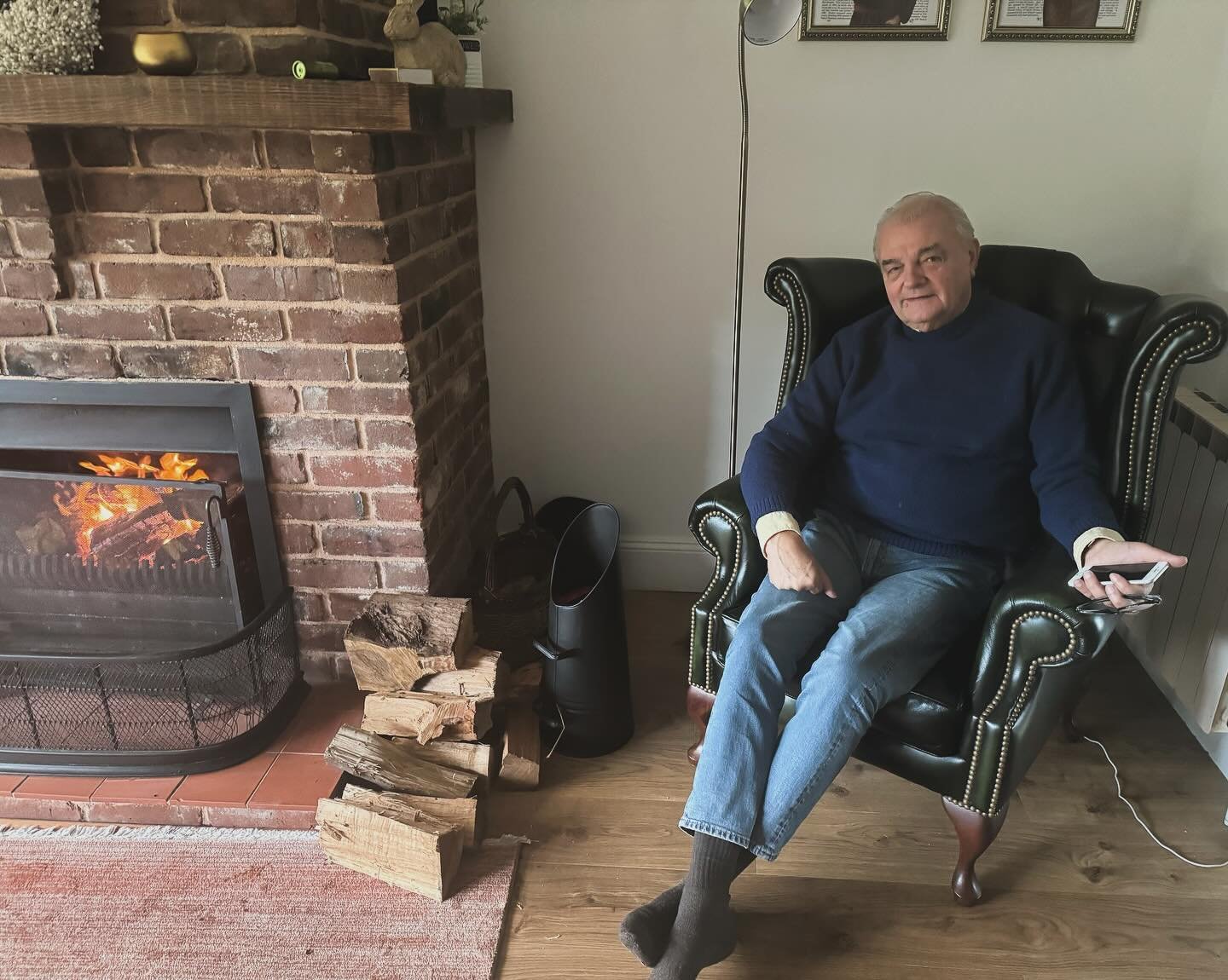 Our lovely guest Richard chilling by the fire 🔥 🥨🥐