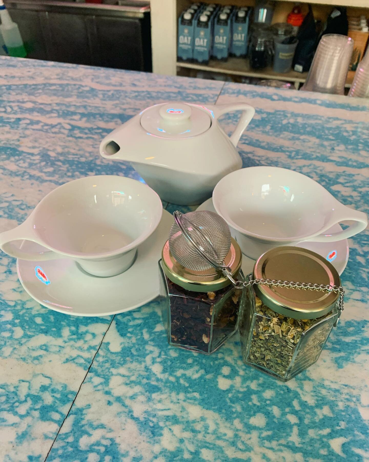 Do you have a tea lover in your life? We have the perfect holiday gift for them! This gorgeous tea set comes with a two cups and saucers, a pot, a tea ball for easy brewing, and TWO delicious herbal teas from @rishitea. 
Chamomile medley with lemongr