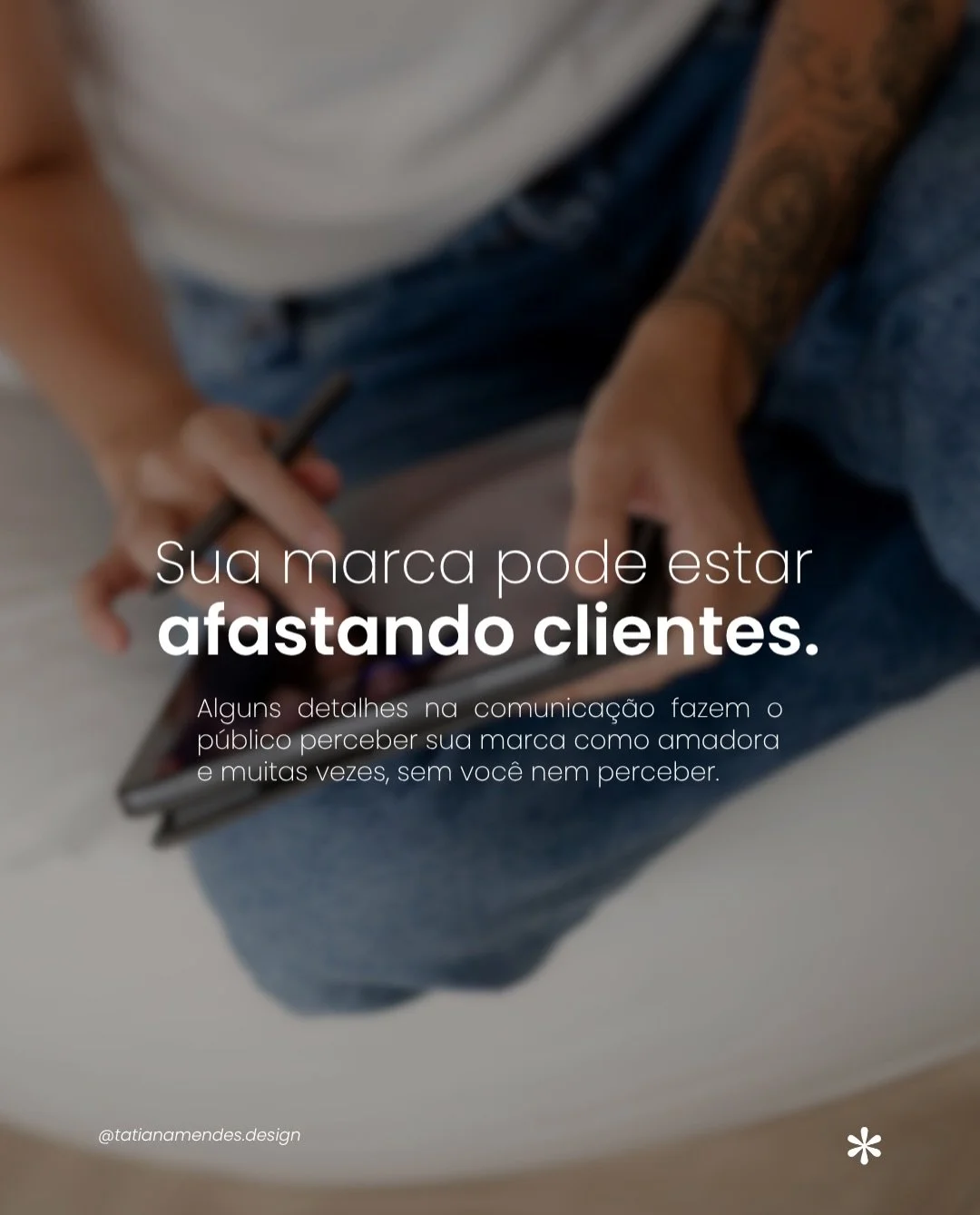 Existe uma diferen&ccedil;a entre ter uma marca e parecer uma marca.

As pessoas criam percep&ccedil;&otilde;es em segundos. E, muitas vezes, antes mesmo de conhecerem o seu trabalho, elas j&aacute; decidiram quanto ele parece valer.

Se esse post te